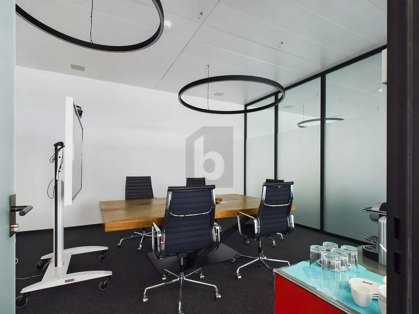 LIGHT-FLOODED AND MODERN IN A CENTRAL LOCATION - Photo 2 of 6