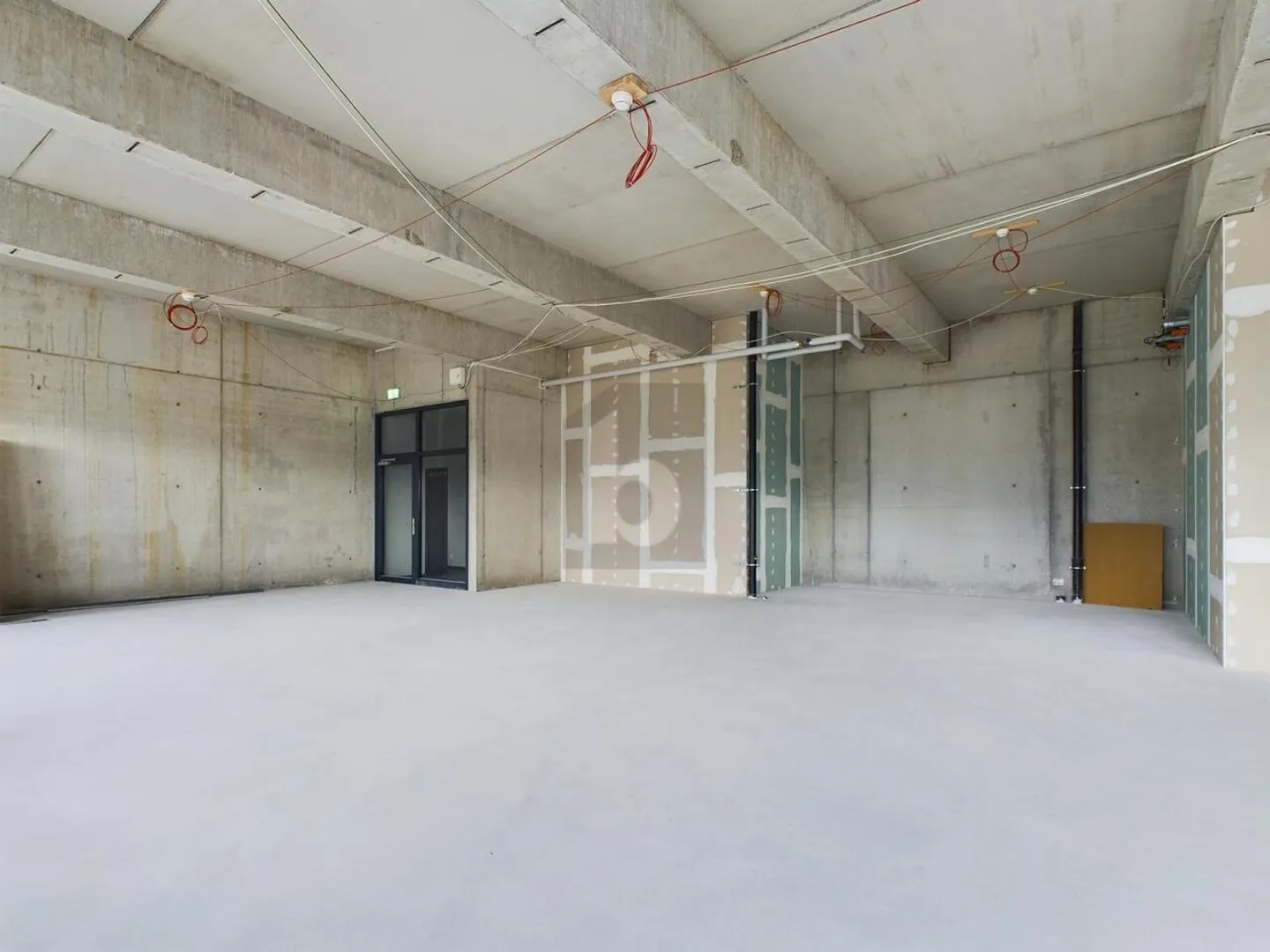LIGHT-FLOODED AND MODERN IN A CENTRAL LOCATION - Photo 4 of 6
