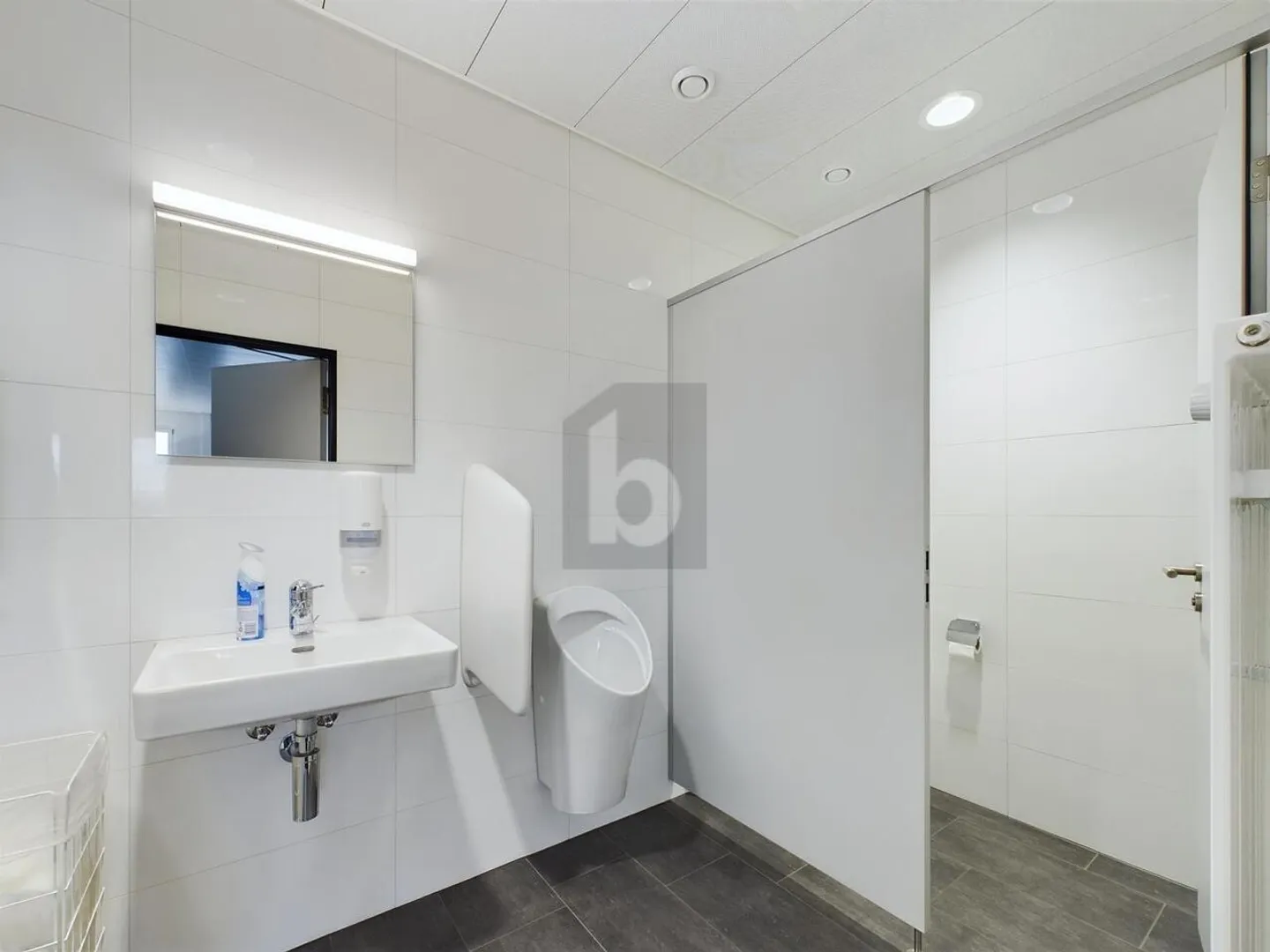 LIGHT-FLOODED AND MODERN IN A CENTRAL LOCATION - Photo 5 of 6