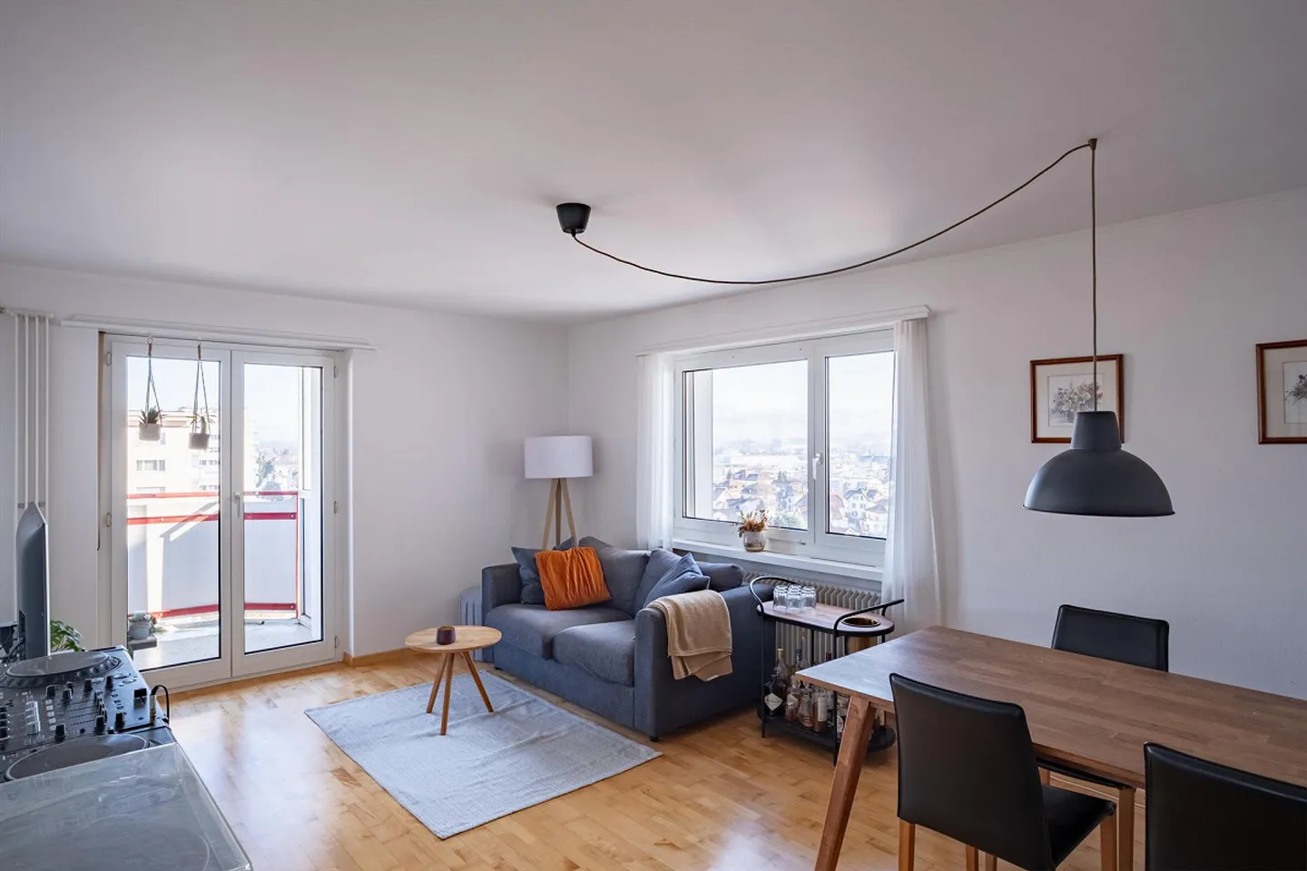 3-room apartment - near the train station with a wide view - Photo 1 of 11