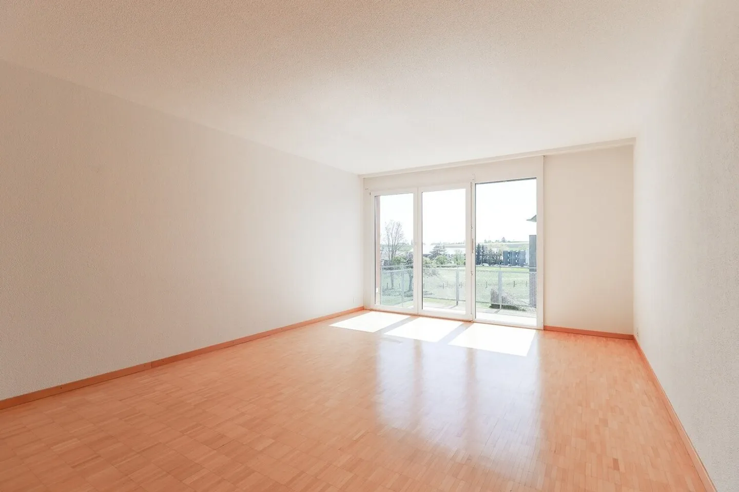 Charmant Triplex en Cadre Verdoyant - Photo 4 sur 9