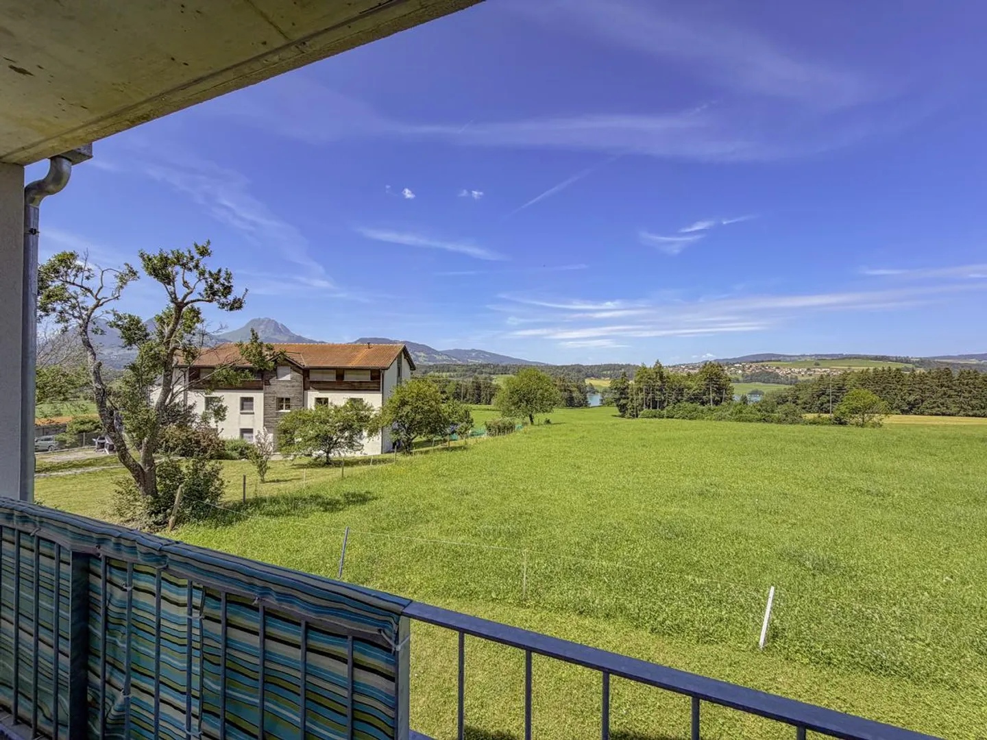 Botterens - Großzügige 3,5 Zimmer mit freiem Blick - Foto 1 von 9