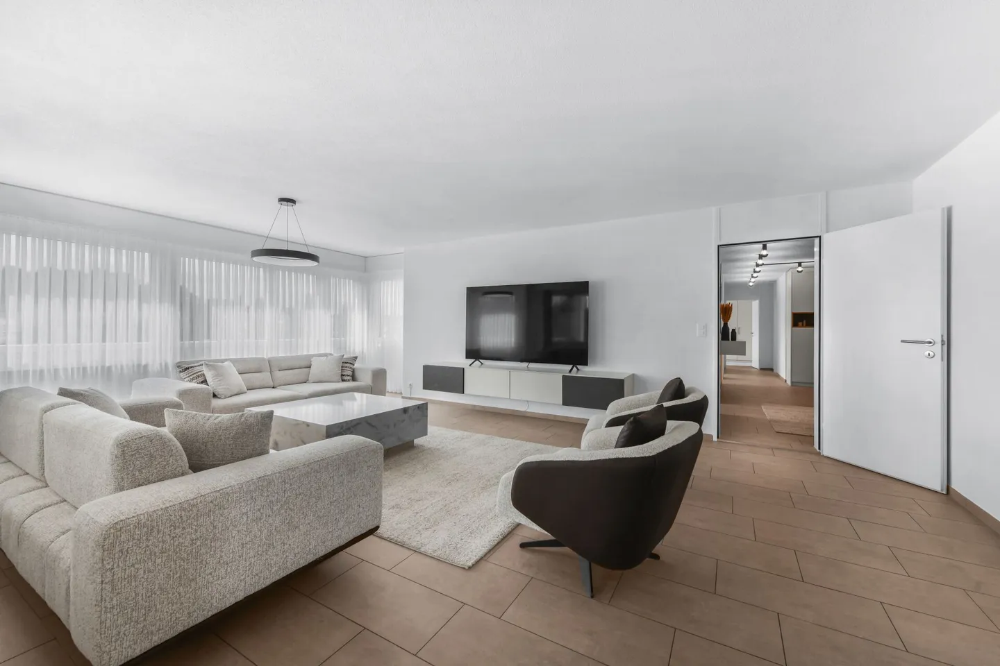 Vivre avec confort et vue - 5,5 pièces au centre - Photo 2 sur 23