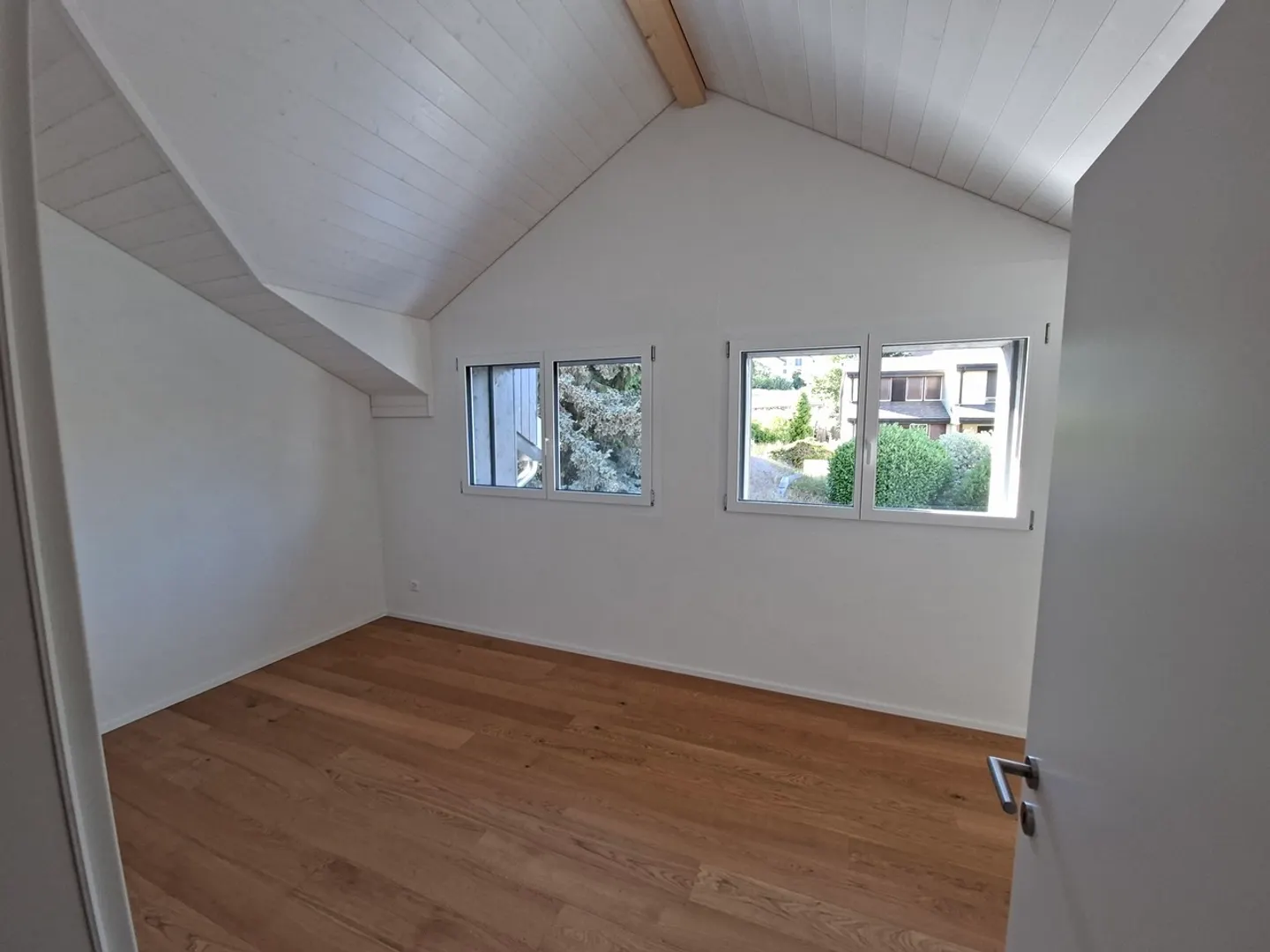 Large 4.5-room apartment in the attic close to the train station - Photo 2 of 10