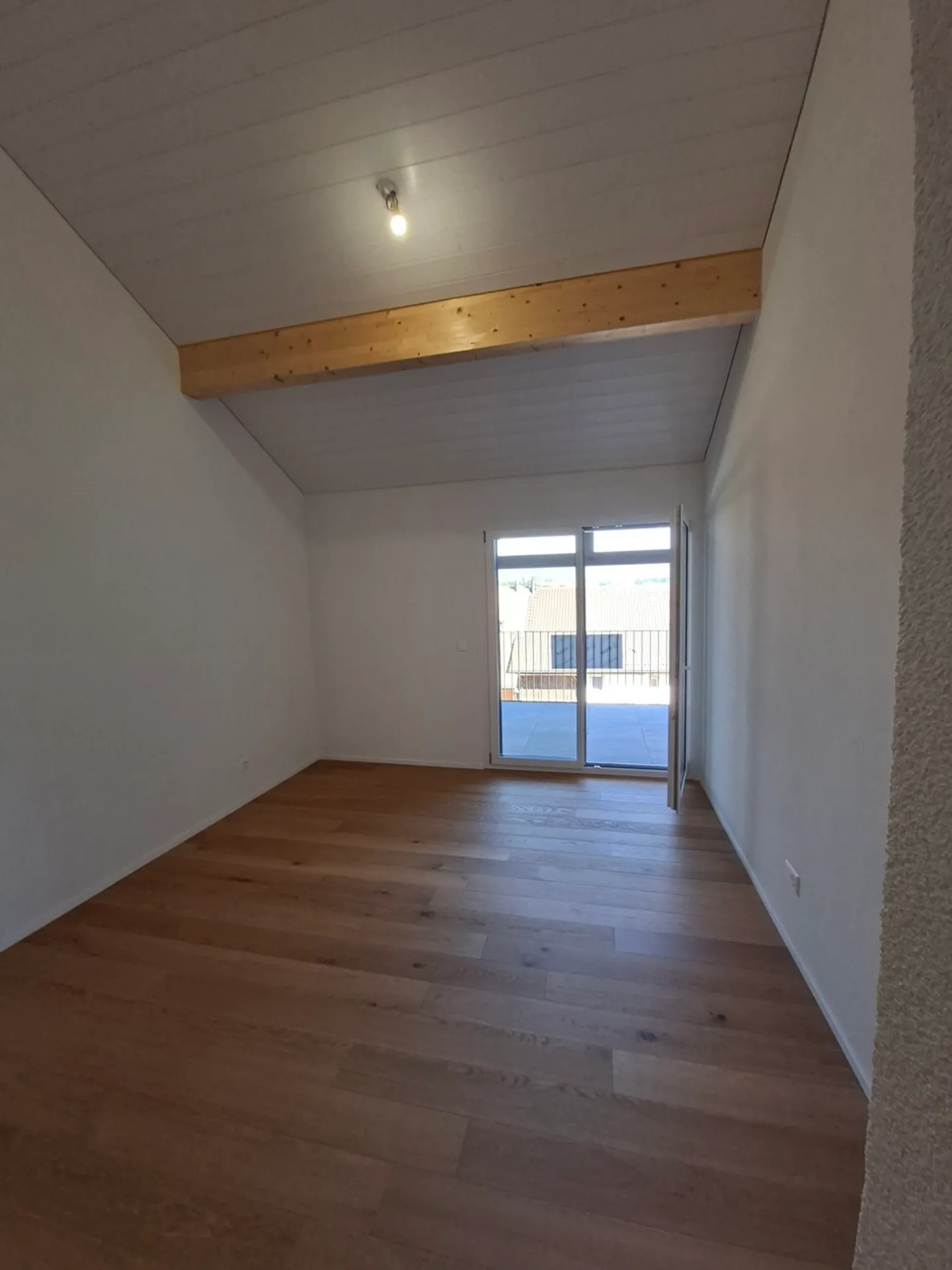 Large 4.5-room apartment in the attic close to the train station - Photo 3 of 10
