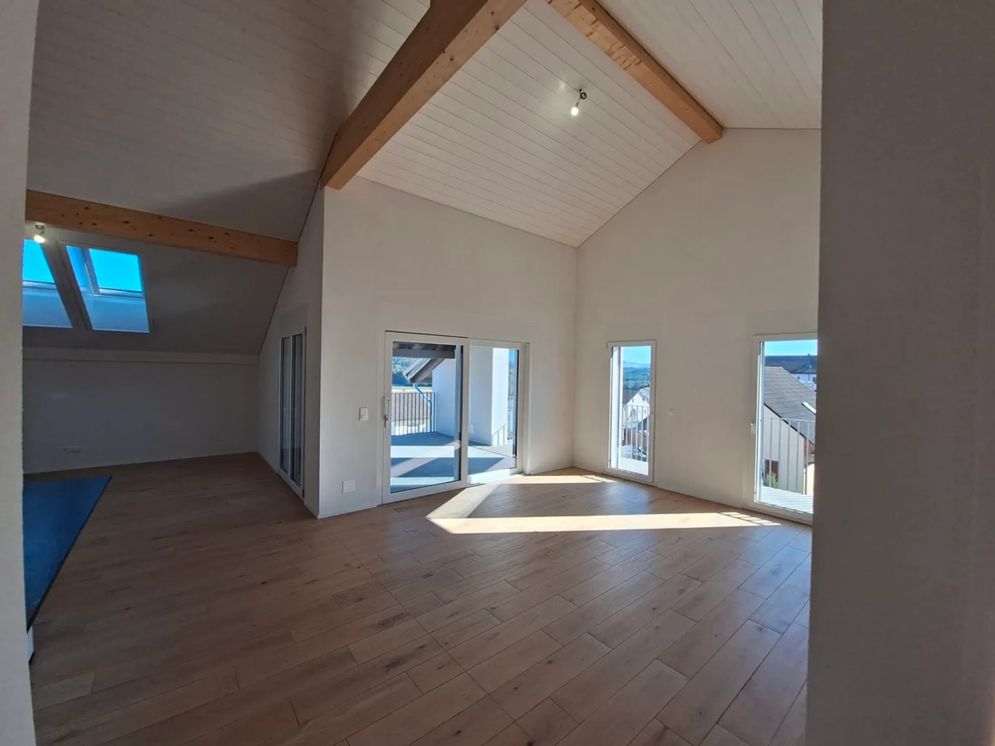 Large 4.5-room apartment in the attic close to the train station - Photo 6 of 10