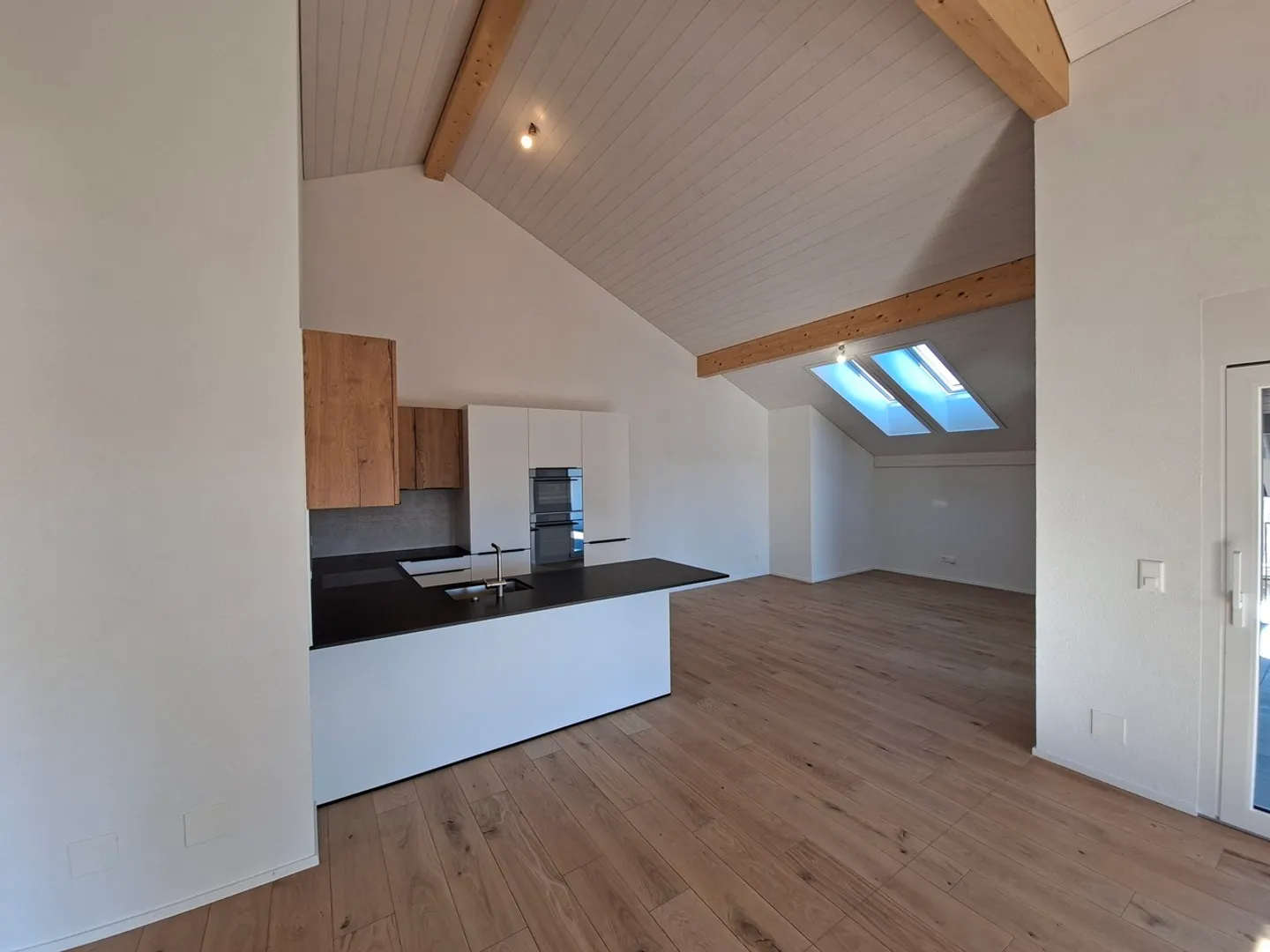 Large 4.5-room apartment in the attic close to the train station - Photo 7 of 10