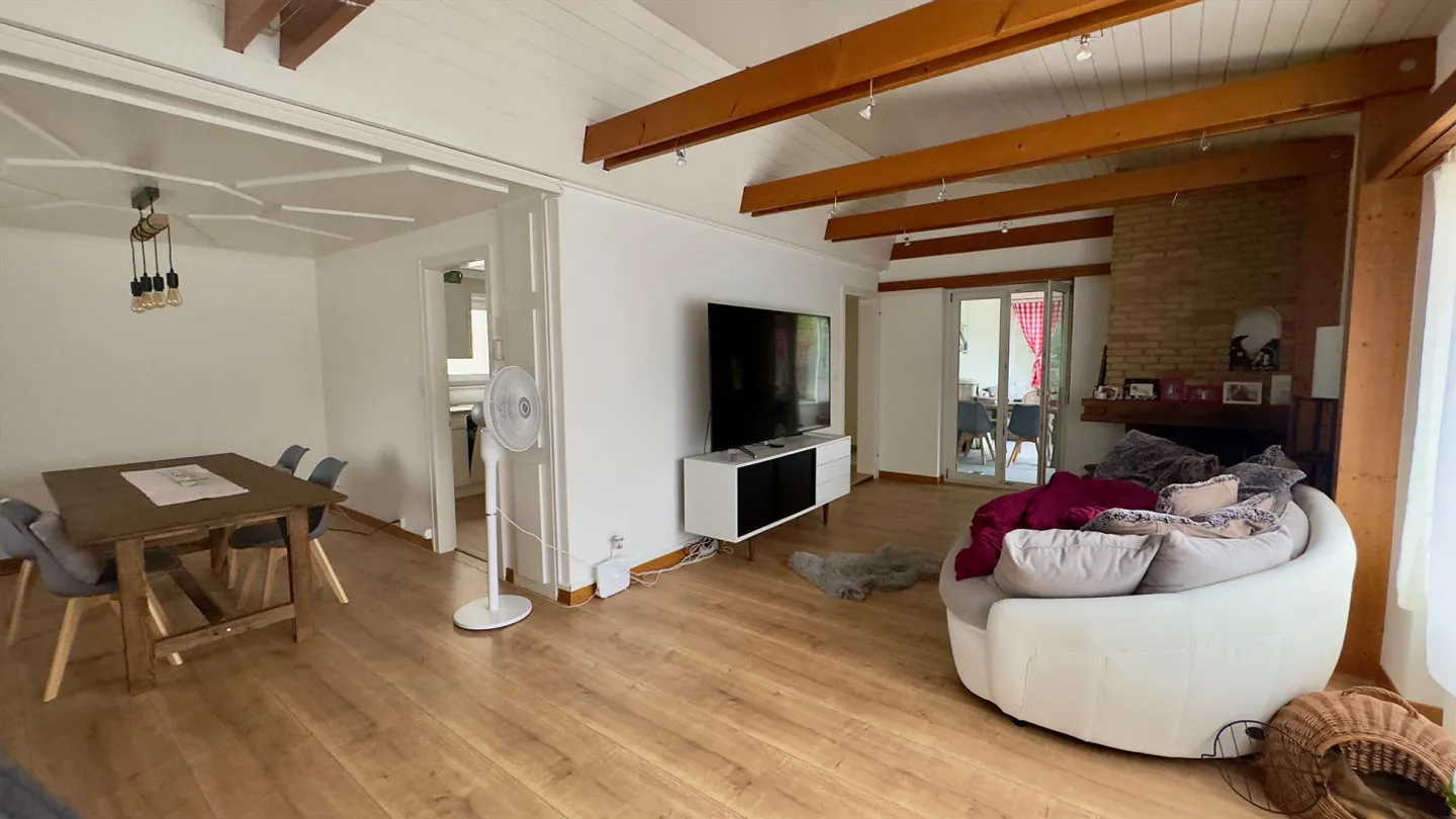 Charmante maison individuelle de 5,5 pièces avec un magnifique jardin et une piscine - Photo 1 sur 16
