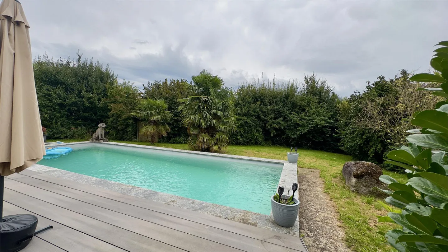 Charmante maison individuelle de 5,5 pièces avec un magnifique jardin et une piscine - Photo 2 sur 16