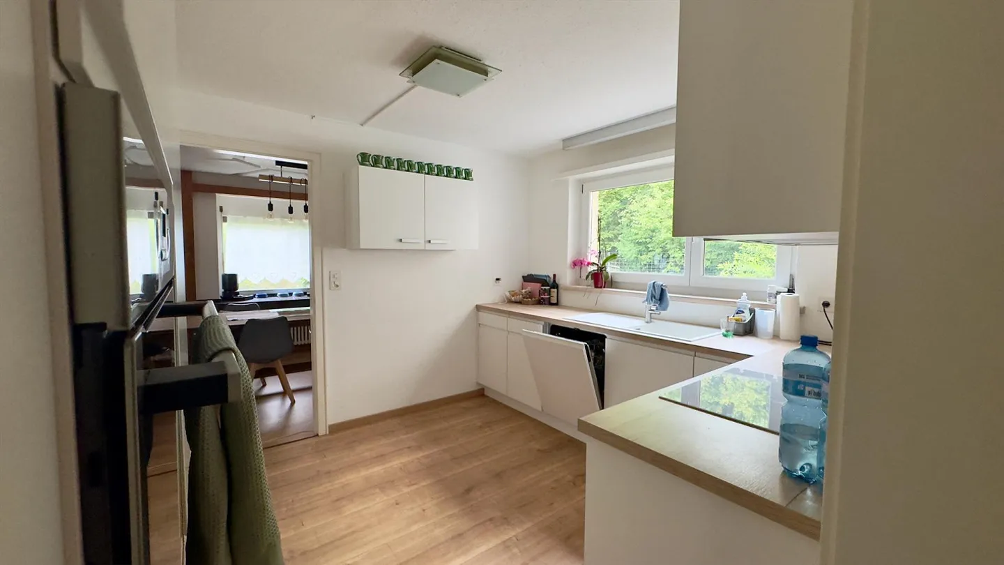 Charmante maison individuelle de 5,5 pièces avec un magnifique jardin et une piscine - Photo 4 sur 16
