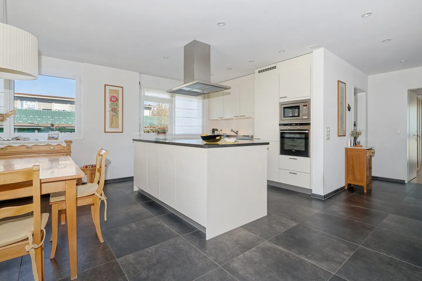 Stylish Apartment Near the Lake - Photo 2 of 11