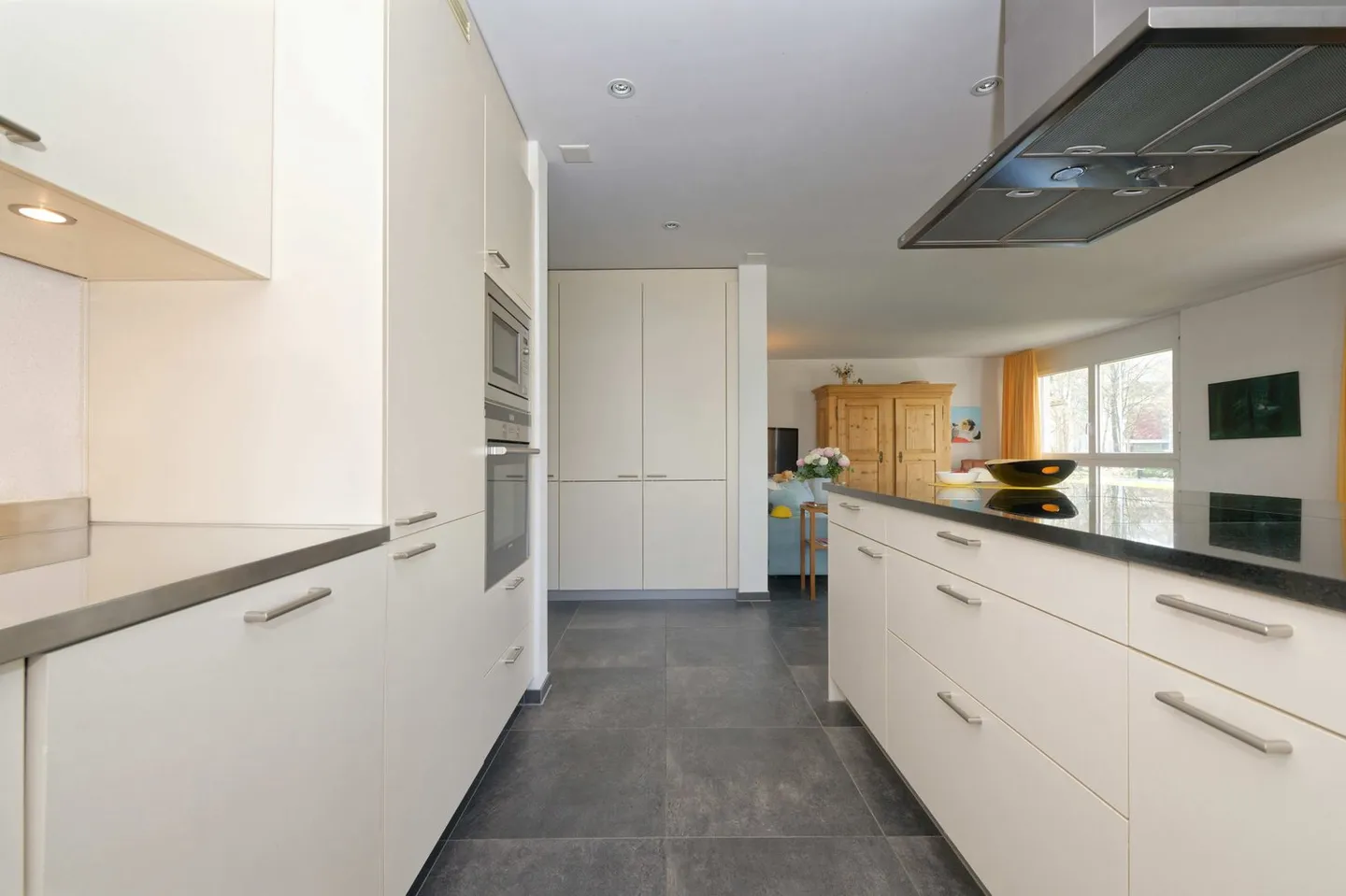 Stylish Apartment Near the Lake - Photo 3 of 11