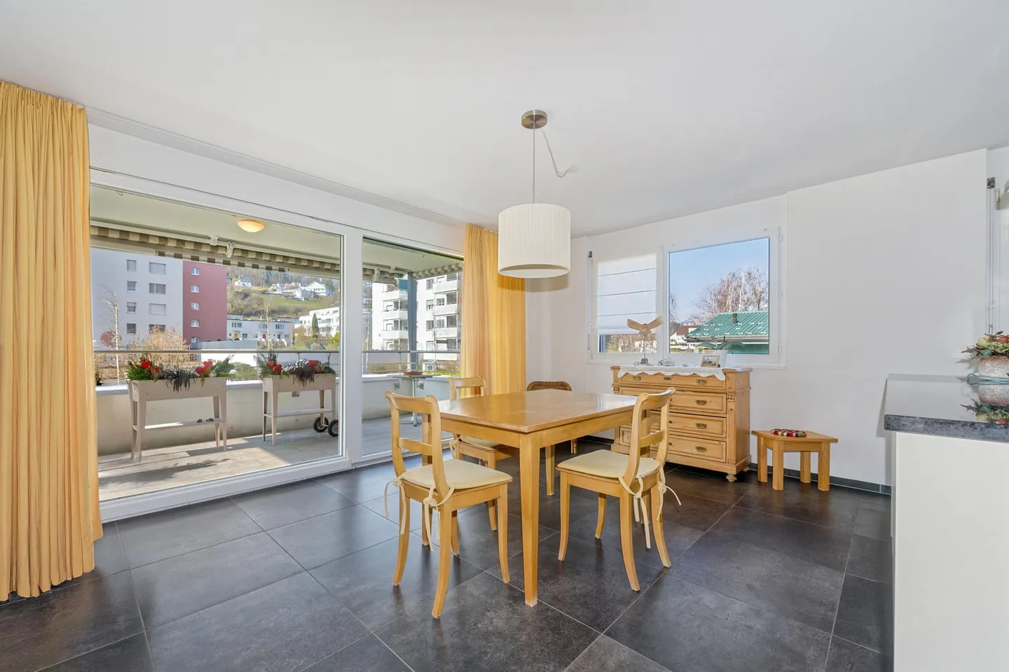 Stylish Apartment Near the Lake - Photo 4 of 11