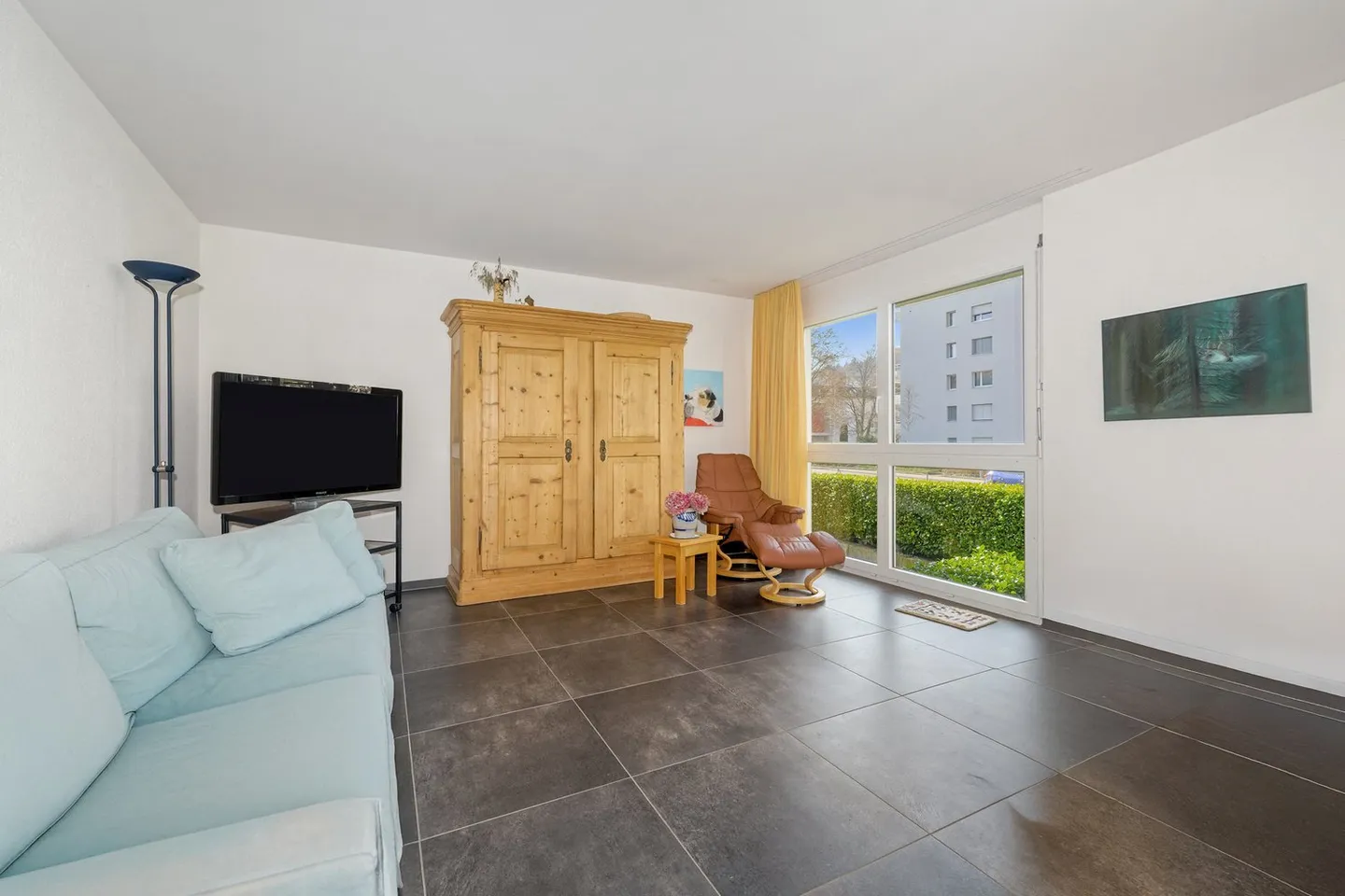 Stylish Apartment Near the Lake - Photo 5 of 11