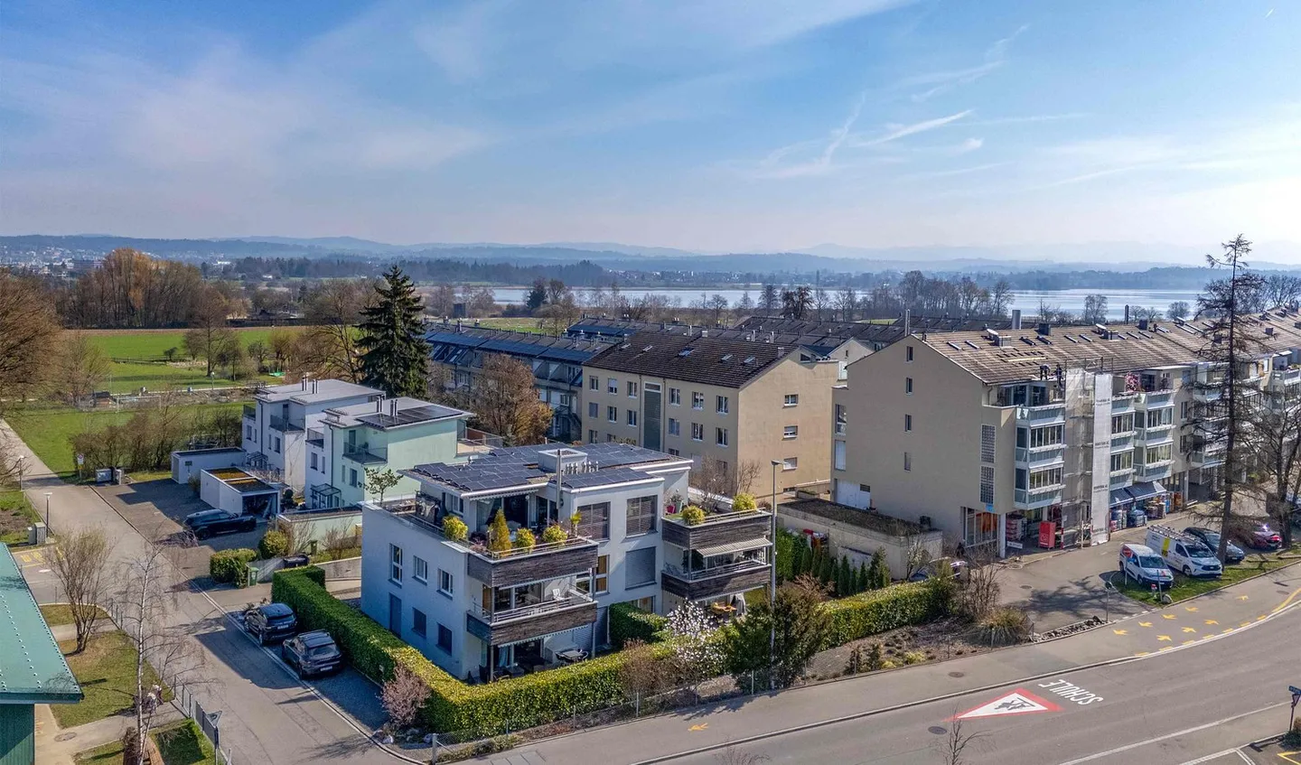 Stylish Apartment Near the Lake - Photo 10 of 11