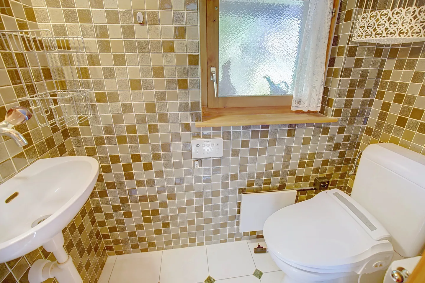 Charming Chalet with Mountain Views - Photo 15 of 29