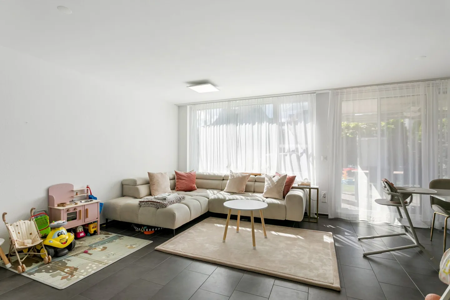 Modern Family Home with Lake View and Garden - Photo 9 of 31