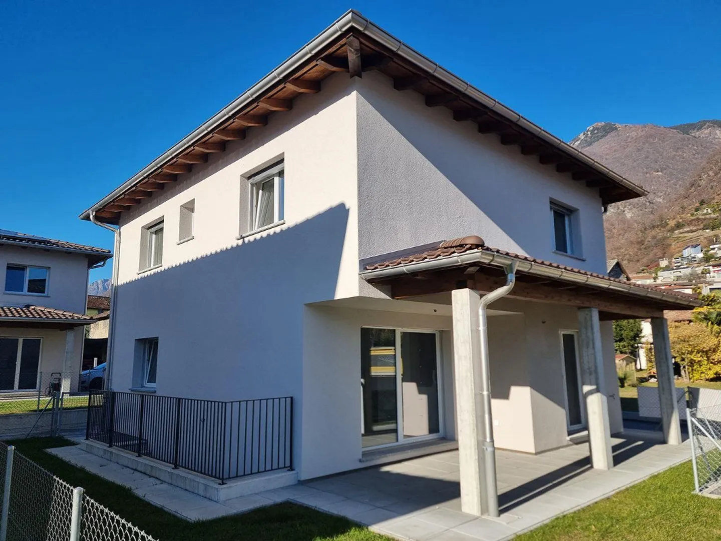 Elegant Family Home in Cugnasco - Photo 2 of 11