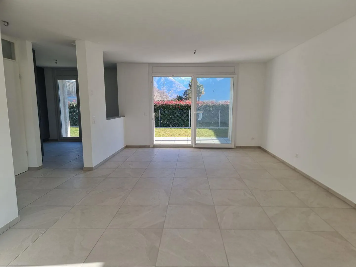 Elegant Family Home in Cugnasco - Photo 4 of 11