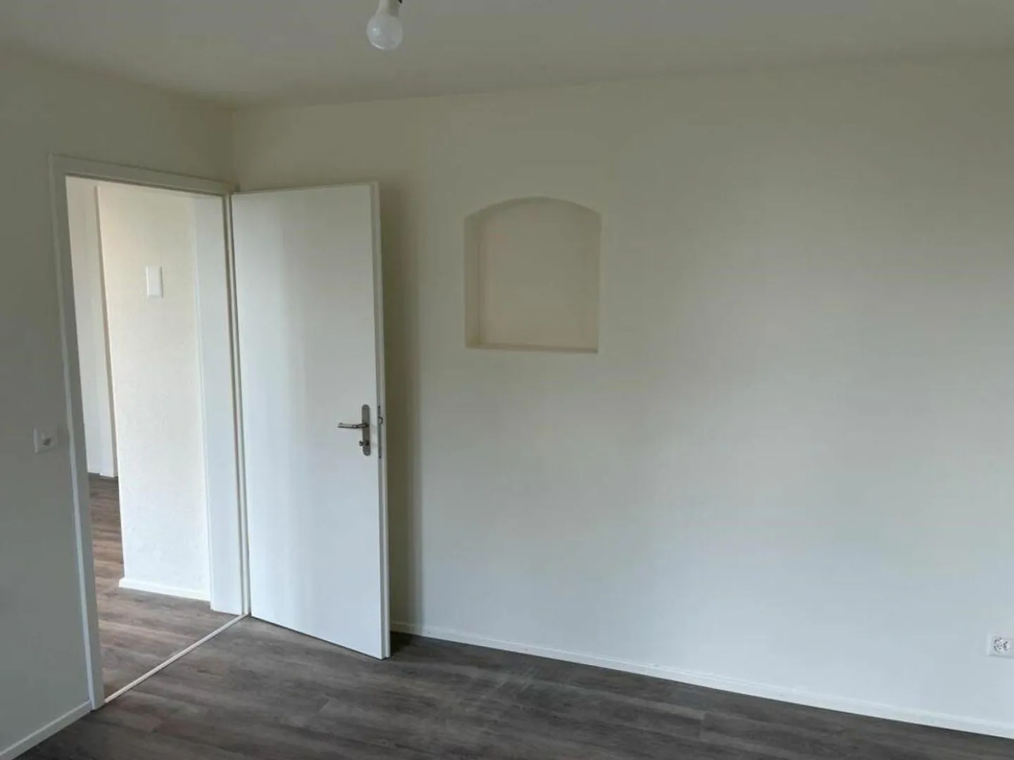 Appartement de 3,5 pièces au rez-de-chaussée rénové moderne - Photo 4 sur 15
