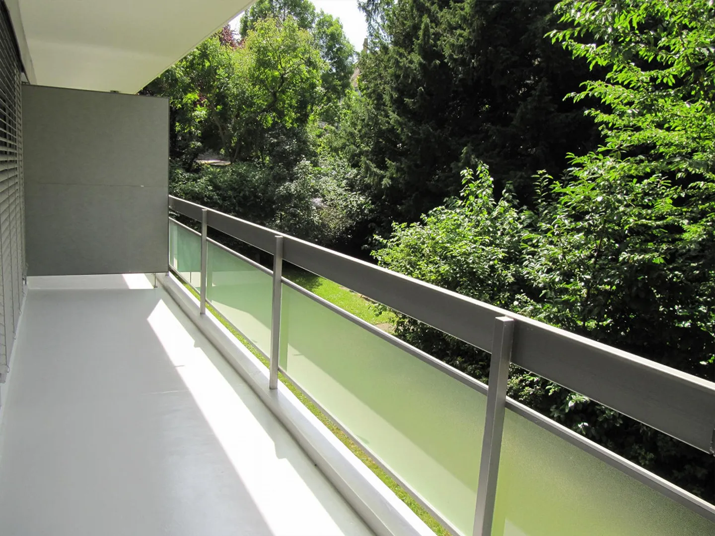 Appartement 2,5 pièces avec balcon et vue sur le vert - Photo 1 sur 7