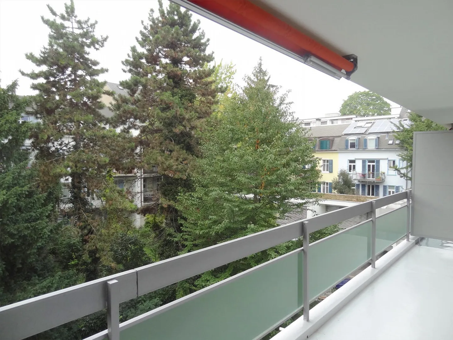 Appartement 2,5 pièces avec balcon et vue sur le vert - Photo 2 sur 7