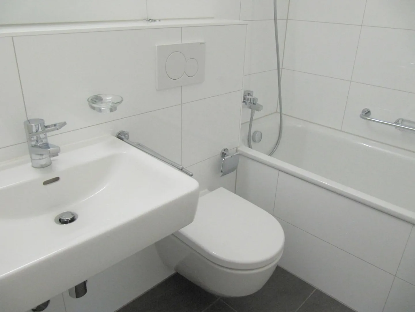 Appartement 2,5 pièces avec balcon et vue sur le vert - Photo 5 sur 7