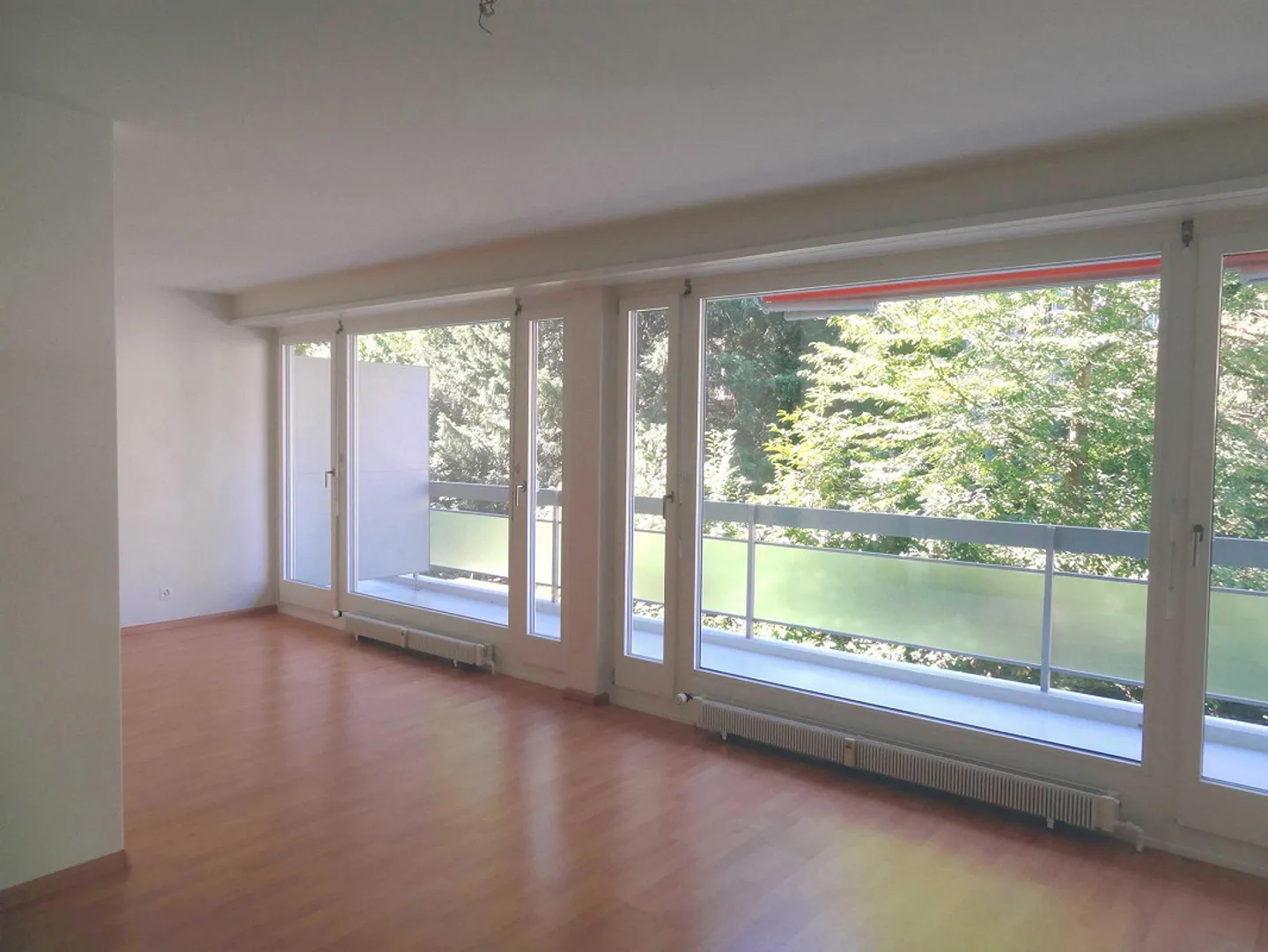 Appartement 2,5 pièces avec balcon et vue sur le vert - Photo 3 sur 7