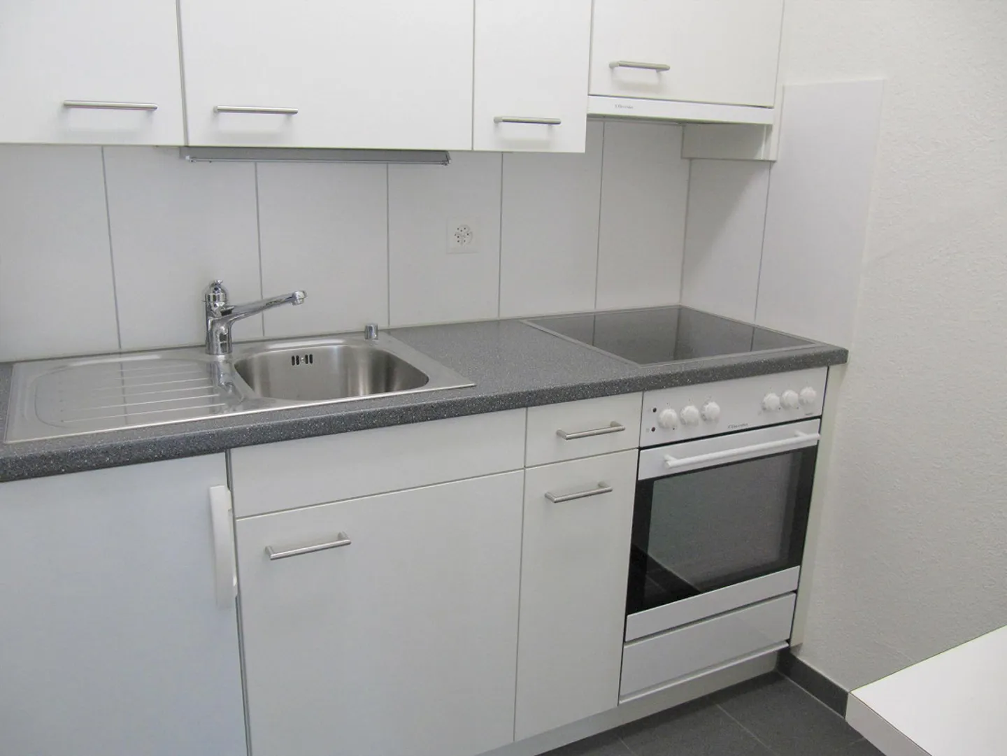Appartement 2,5 pièces avec balcon et vue sur le vert - Photo 4 sur 7