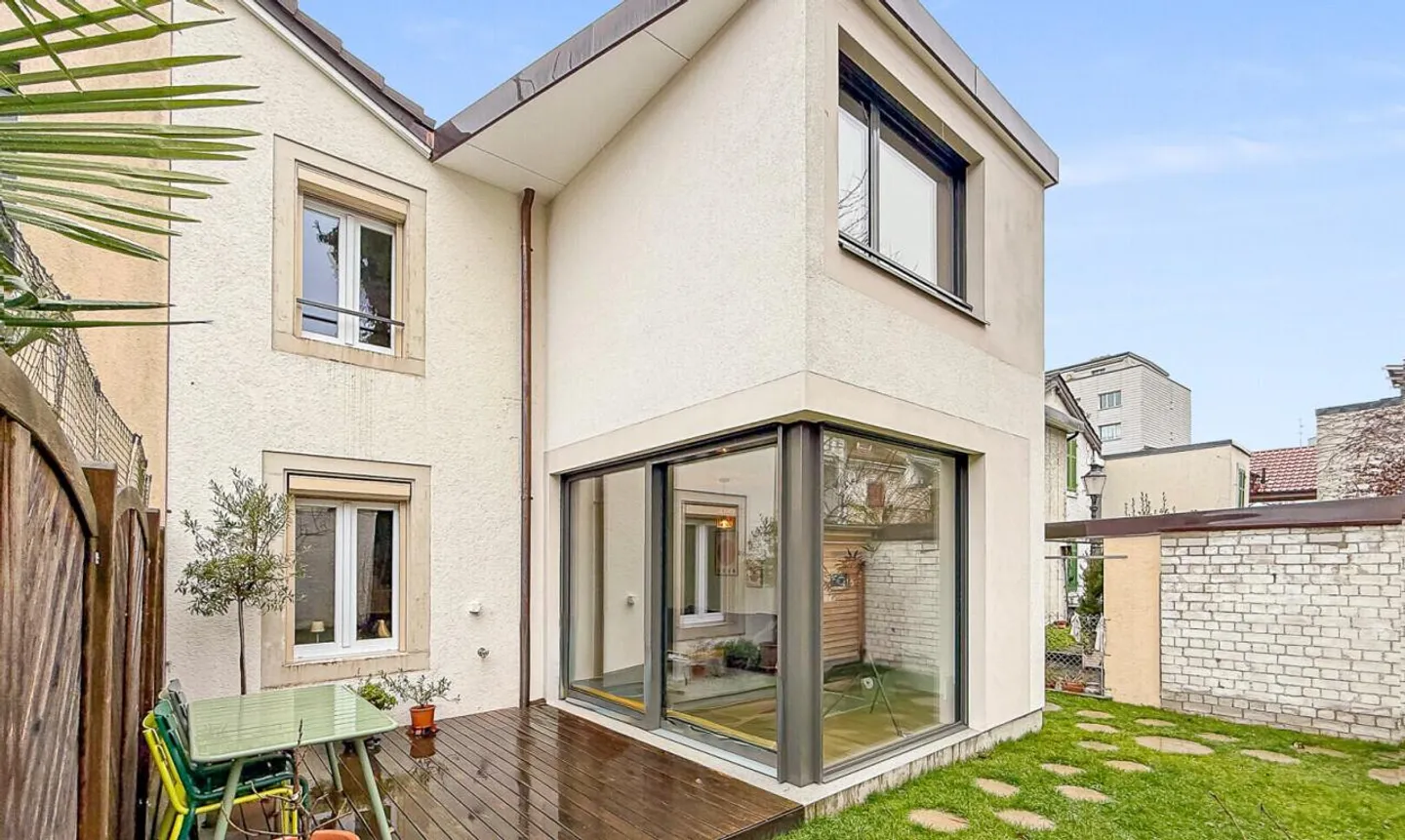 Maison de ville rénovée avec style et extension moderne - Photo 1 sur 11