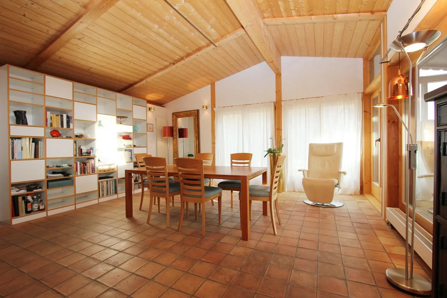 Casa Atrium Attraente in una Posizione Soleggiata e Vicina alla Città - Foto 2 di 13