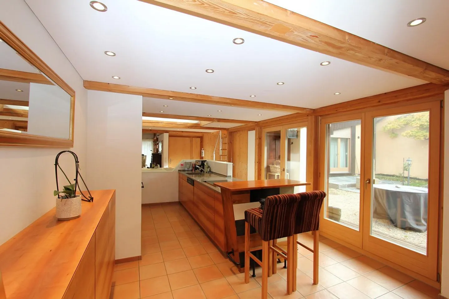 Casa Atrium Attraente in una Posizione Soleggiata e Vicina alla Città - Foto 3 di 13