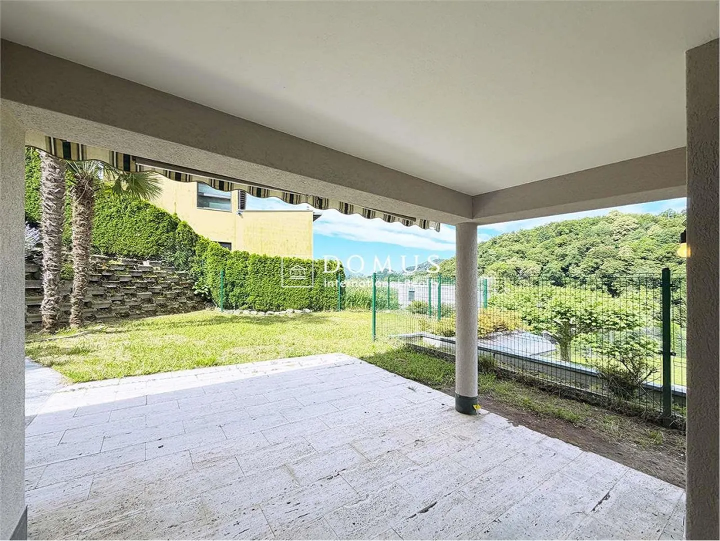Villa con Giardino Privato a Carabbia - Foto 3 di 10