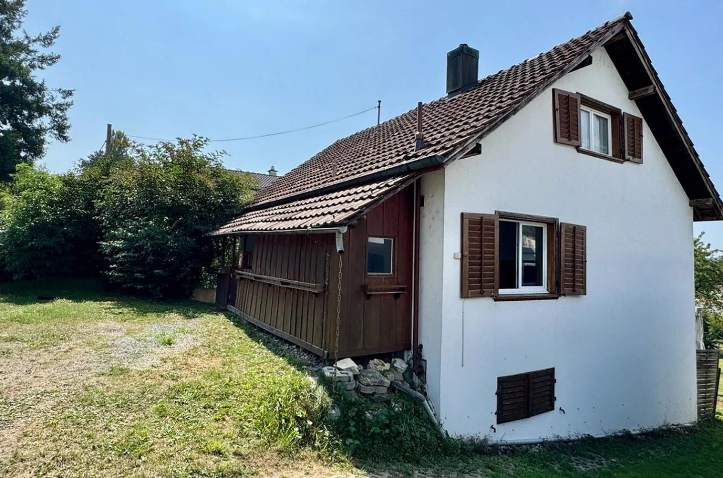 Affascinante casa unifamiliare con stufa in maiolica, potenziale di sviluppo e terreno adiacente - Foto 2 di 12