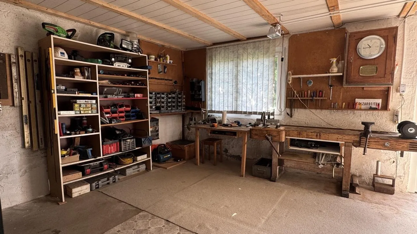 Affascinante casa unifamiliare con stufa in maiolica, potenziale di sviluppo e terreno adiacente - Foto 9 di 12