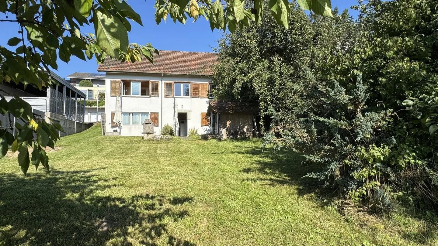 Affascinante casa unifamiliare con stufa in maiolica, potenziale di sviluppo e terreno adiacente - Foto 10 di 12
