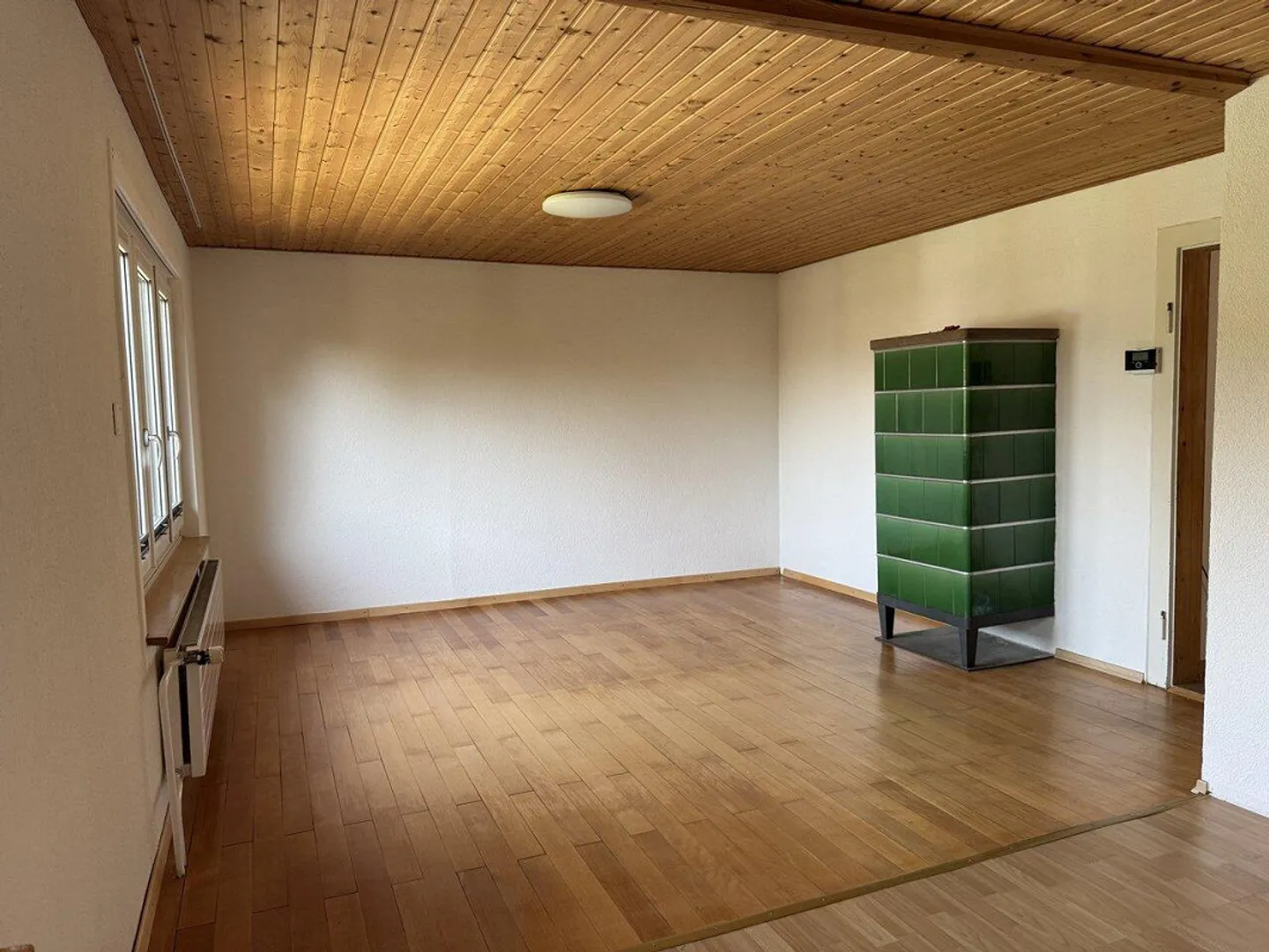 Affascinante casa unifamiliare con stufa in maiolica, potenziale di sviluppo e terreno adiacente - Foto 3 di 12