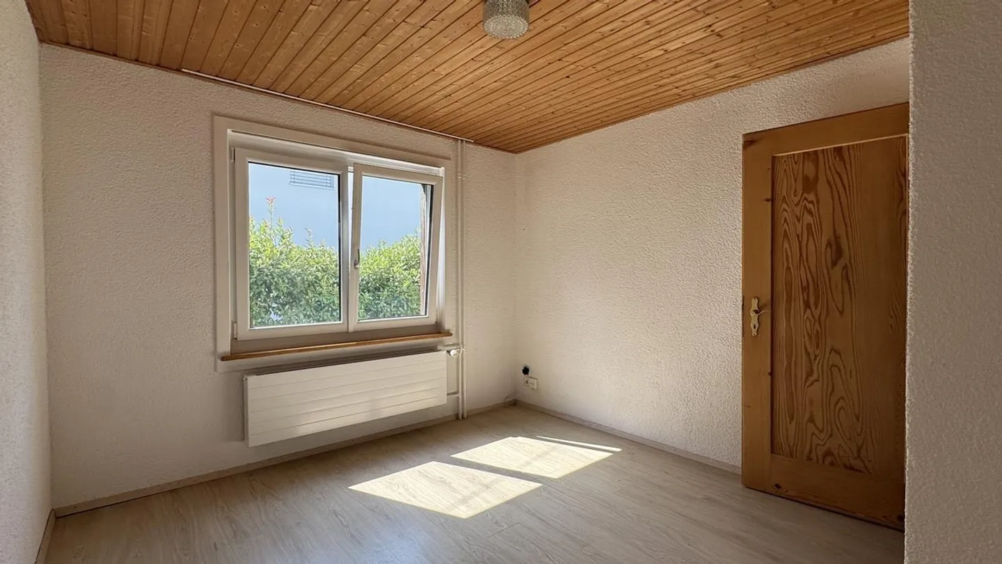 Affascinante casa unifamiliare con stufa in maiolica, potenziale di sviluppo e terreno adiacente - Foto 6 di 12
