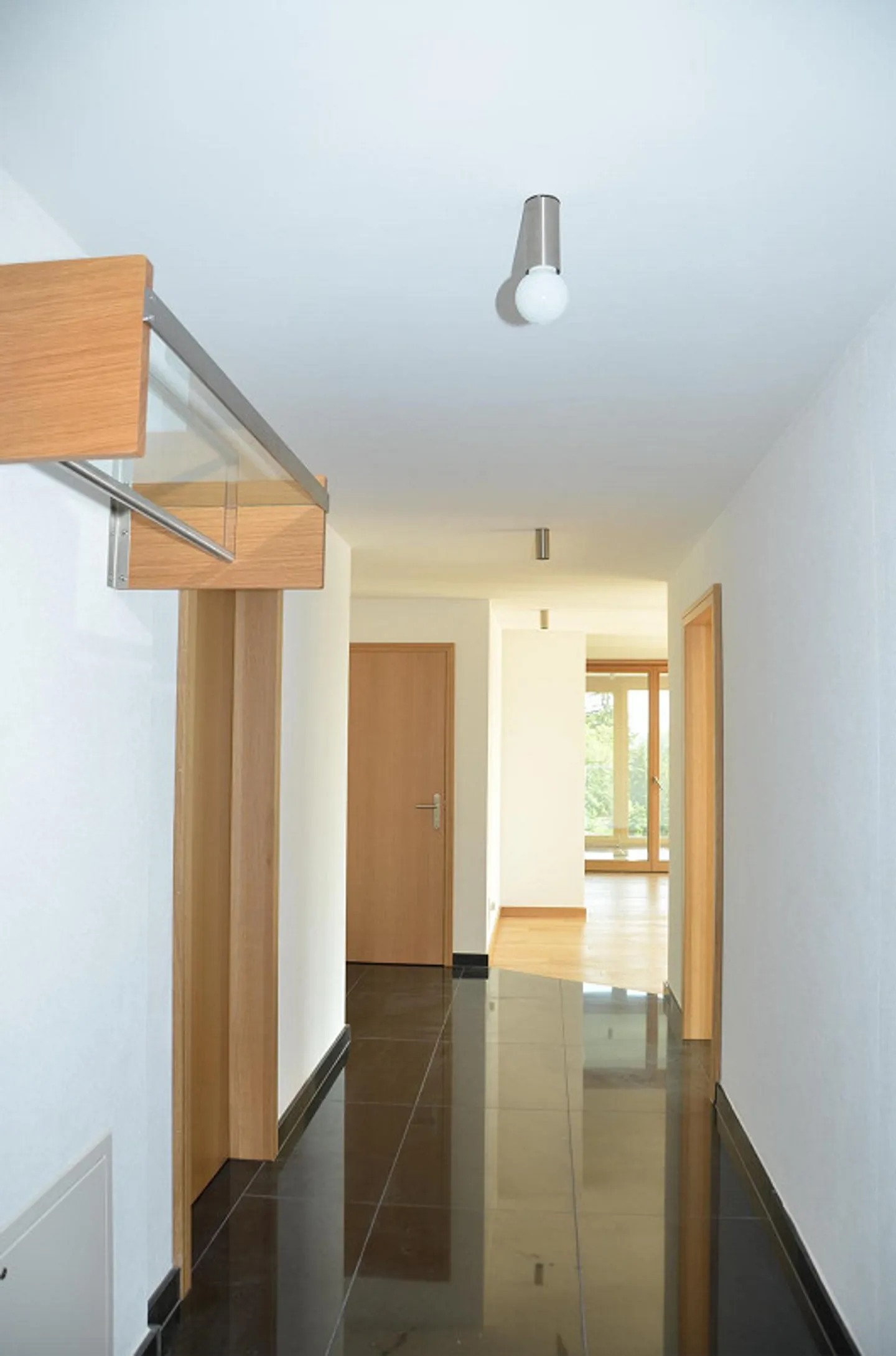 Edel ausgebaute Wohnung mit Weitblick - Foto 3 di 16