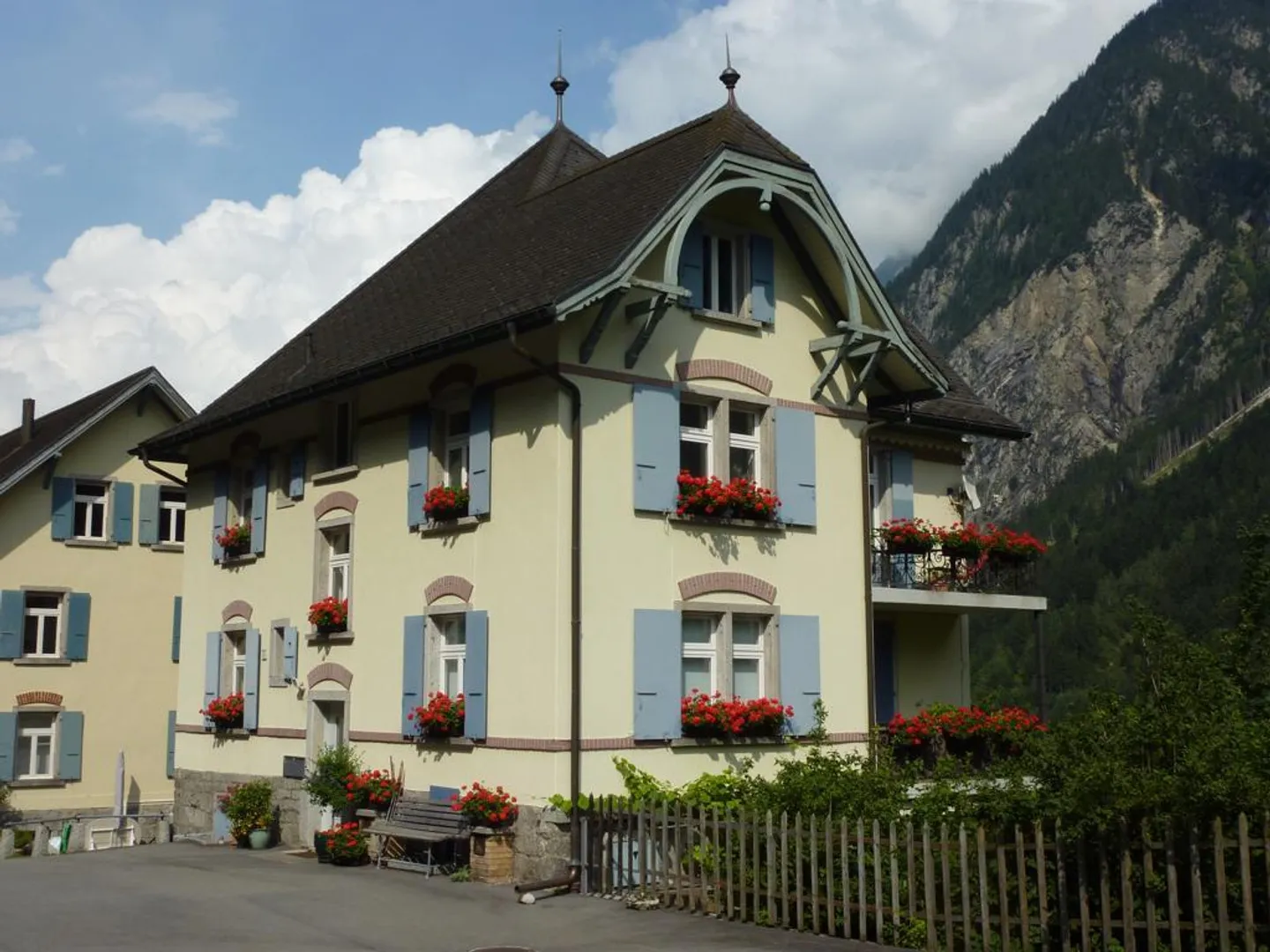 Two 4.5 room apartments for rent / whole house purchase possible - Photo 1 of 6