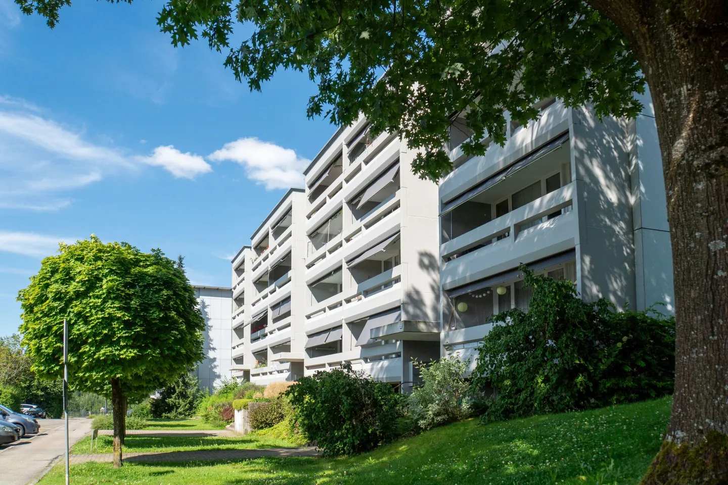 Living in a quiet location with fantastic views - Photo 2 of 8