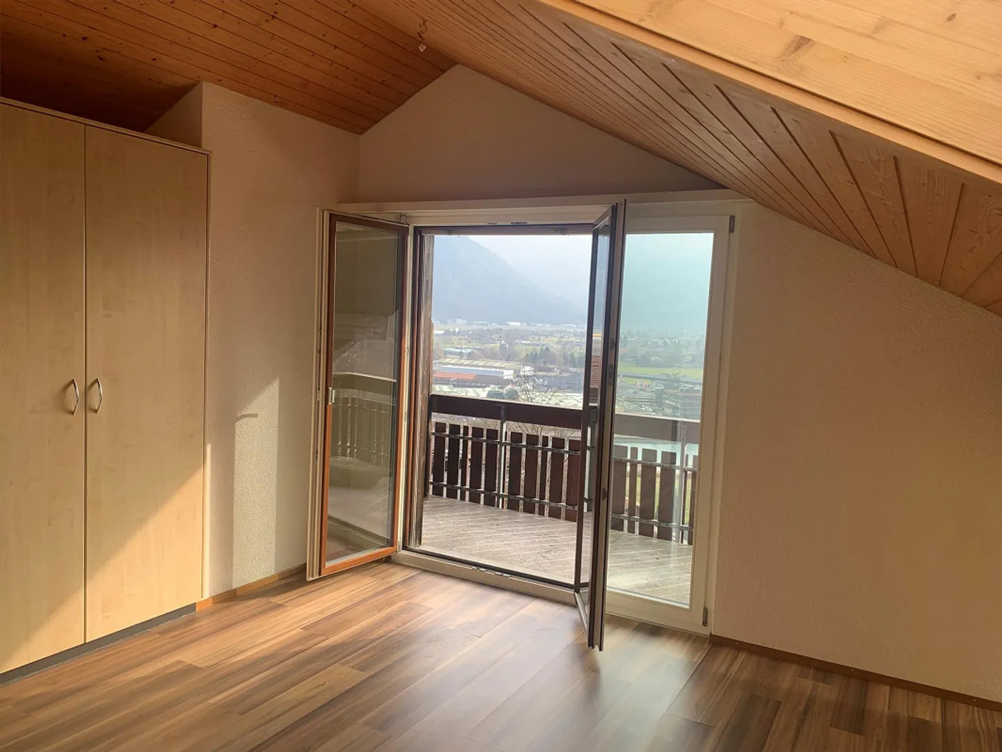 4.5-Zimmerwohnung mit herrlicher Sicht auf die Aare und das Bödeli - Foto 4 von 10