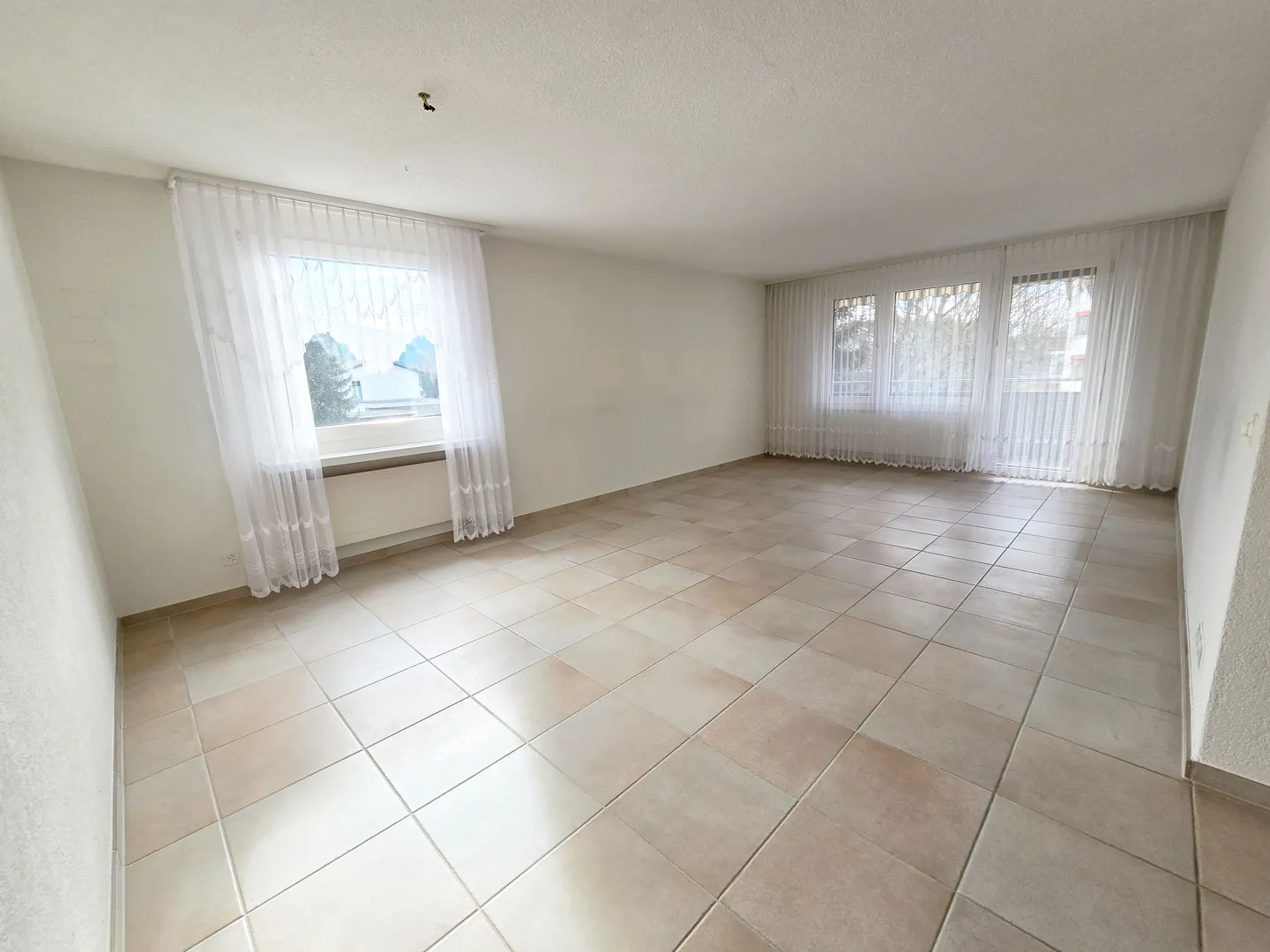 Condominio attraente di 4,5 stanze in una posizione tranquilla - Foto 3 di 4