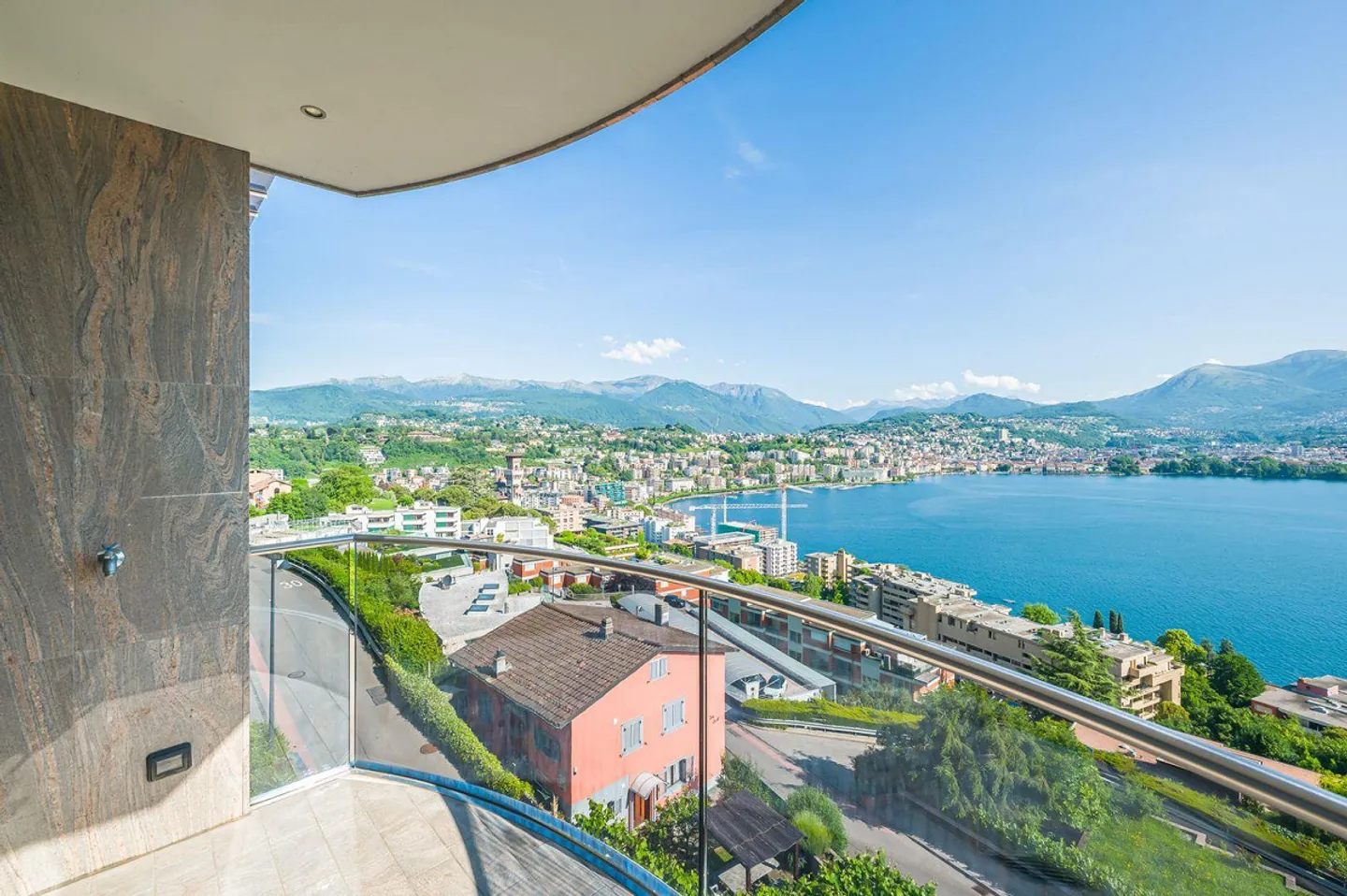 ELEGANT 3.5-ROOM APARTMENT WITH SPECTACULAR LAKE VIEW - Photo 2 of 2