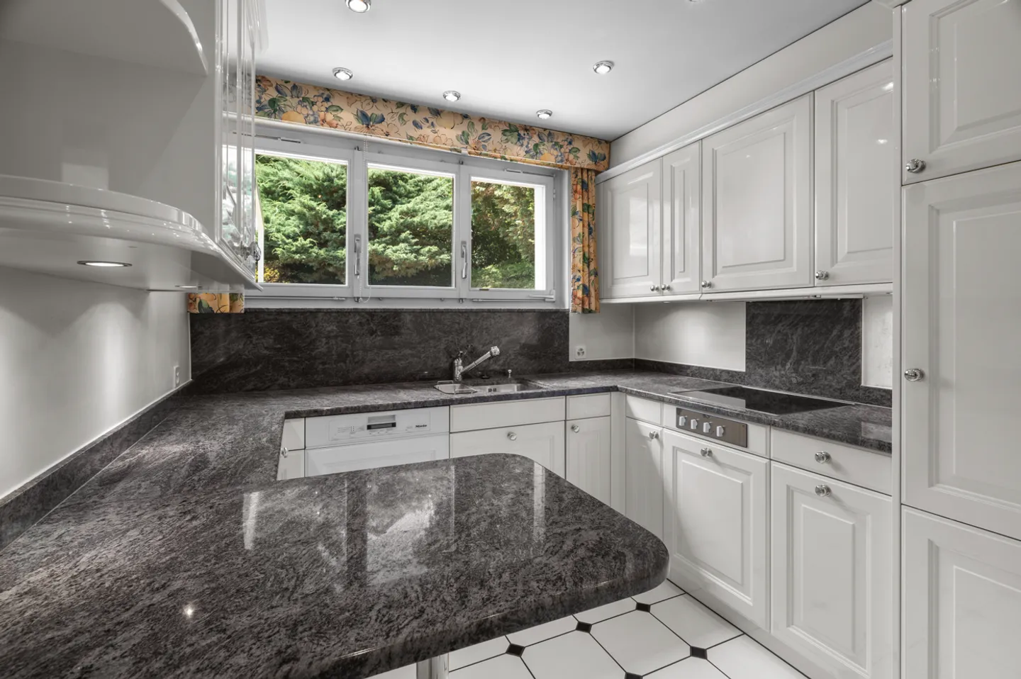 Living with Potential - Semi-Detached House with Garden Idyl in Rüschlikon - Photo 3 of 6