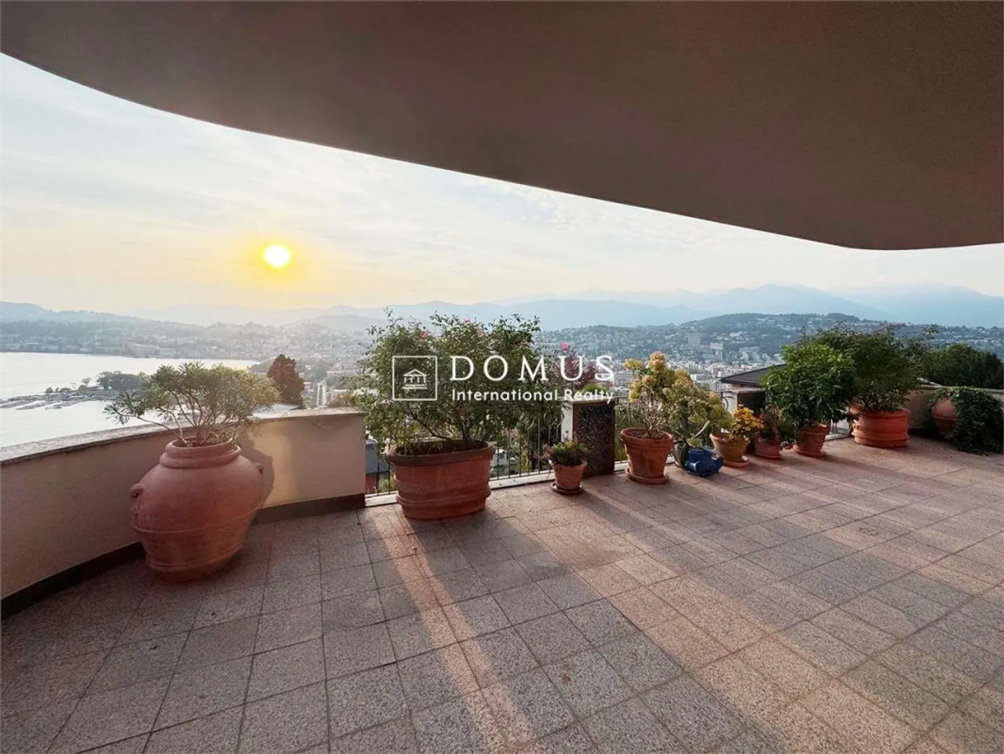 Spacious apartment with swimming pool - Photo 2 of 13