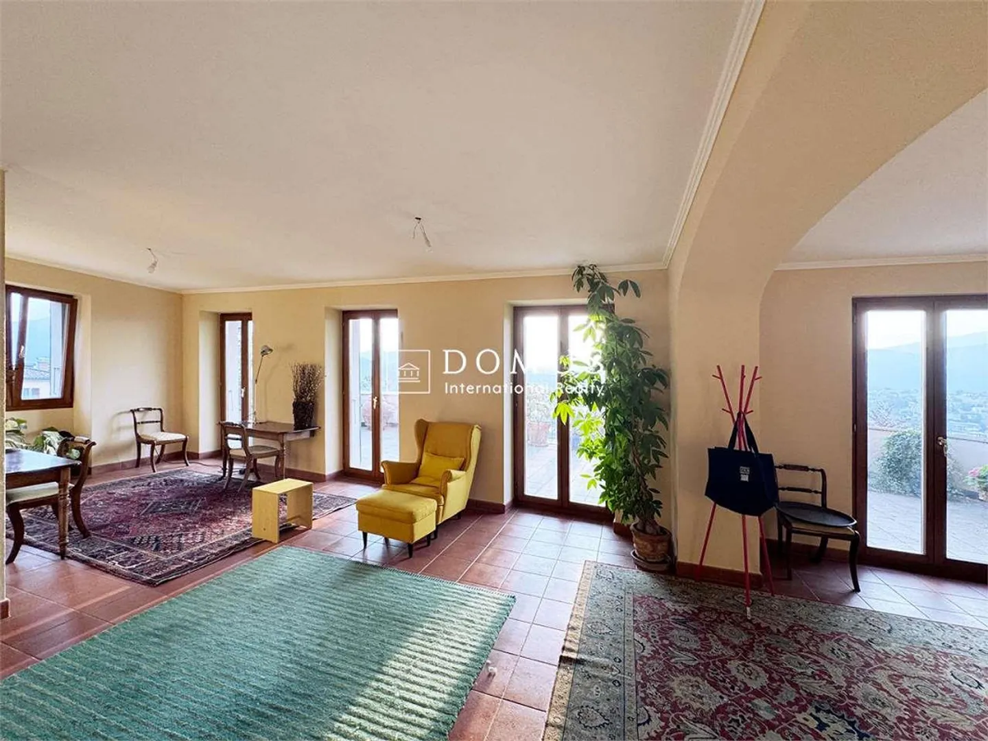 Spacious apartment with swimming pool - Photo 3 of 13