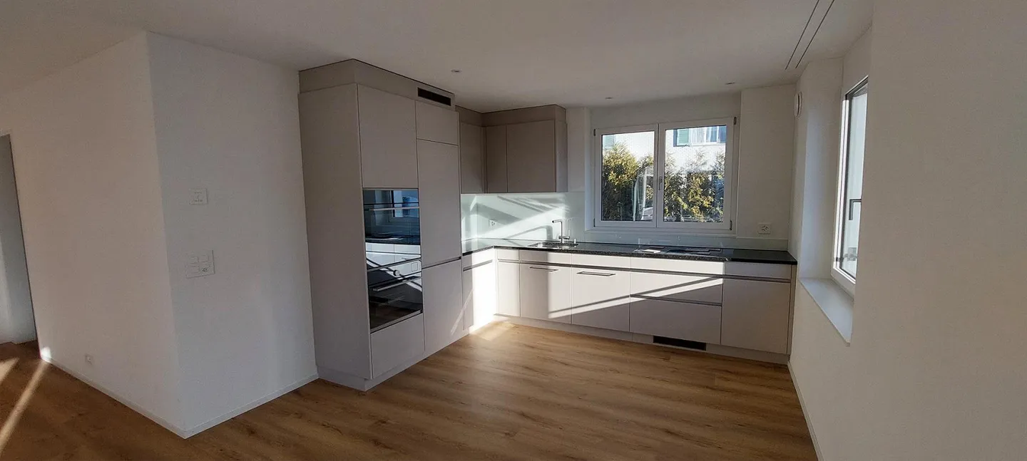 Modern 2.5-room new apartment with loggia and underground parking space - Photo 3 of 6