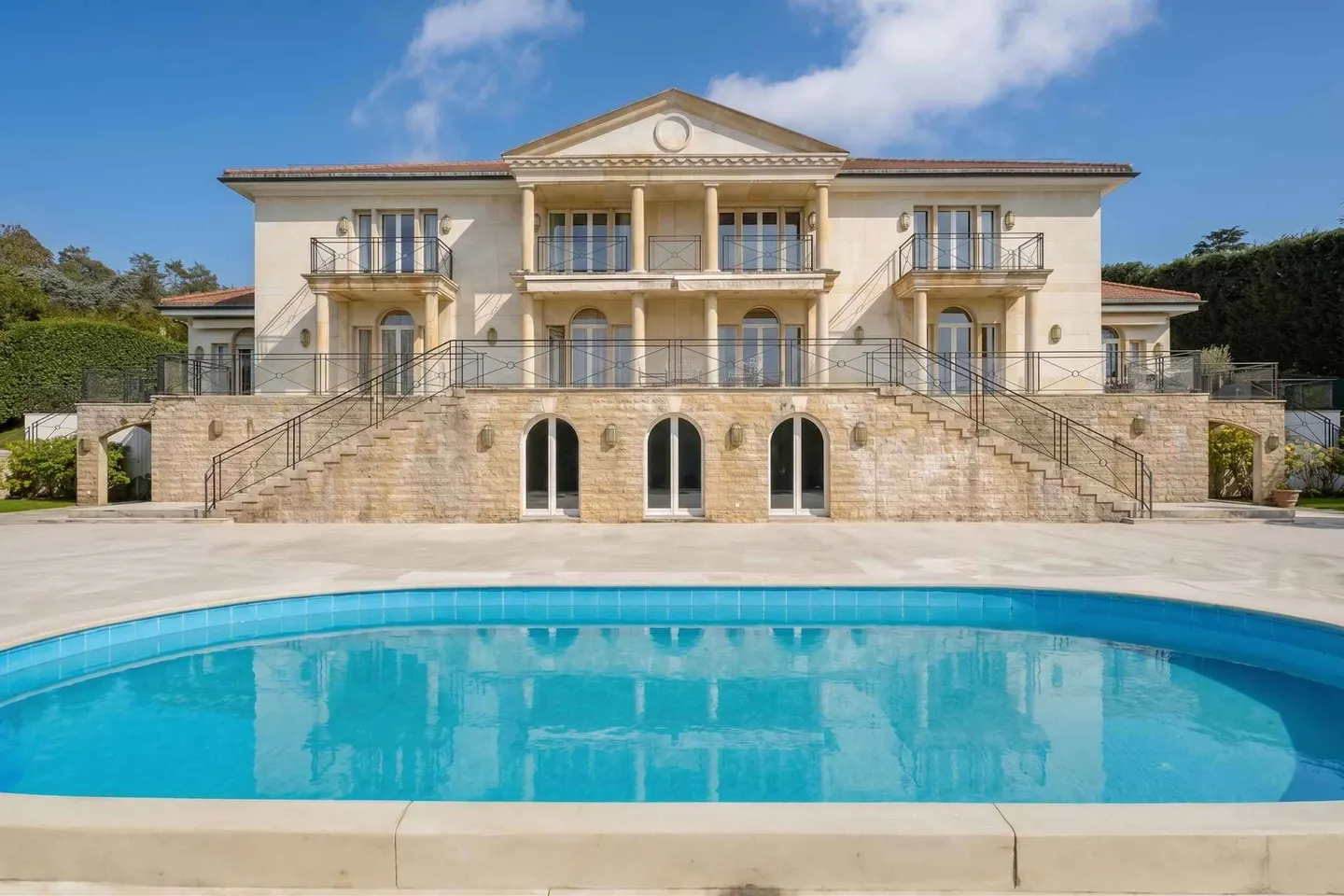 Geräumige Villa mit Seeblick - Foto 1 von 12