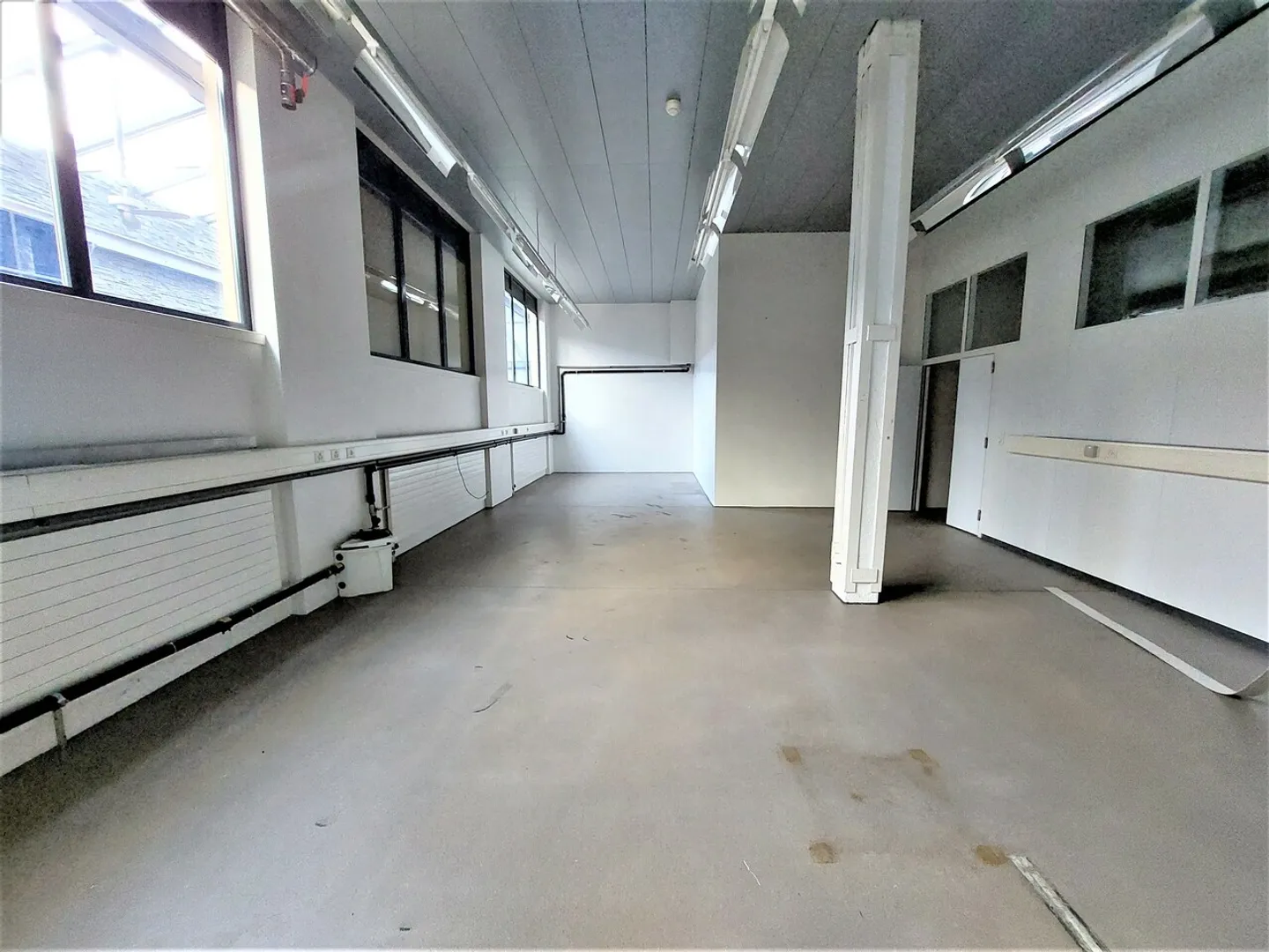 Spazio di stoccaggio 104 m2 - Ideale per veicoli commerciali/camion - Foto 2 di 3